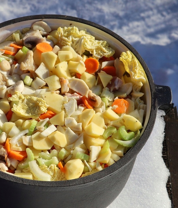 KOCIOŁEK ŻELIWNY GARNEK MYŚLIWSKI WĘGIERSKI PIECZONKI 8L NA OGNISKO GRILL Pojemność 8 l