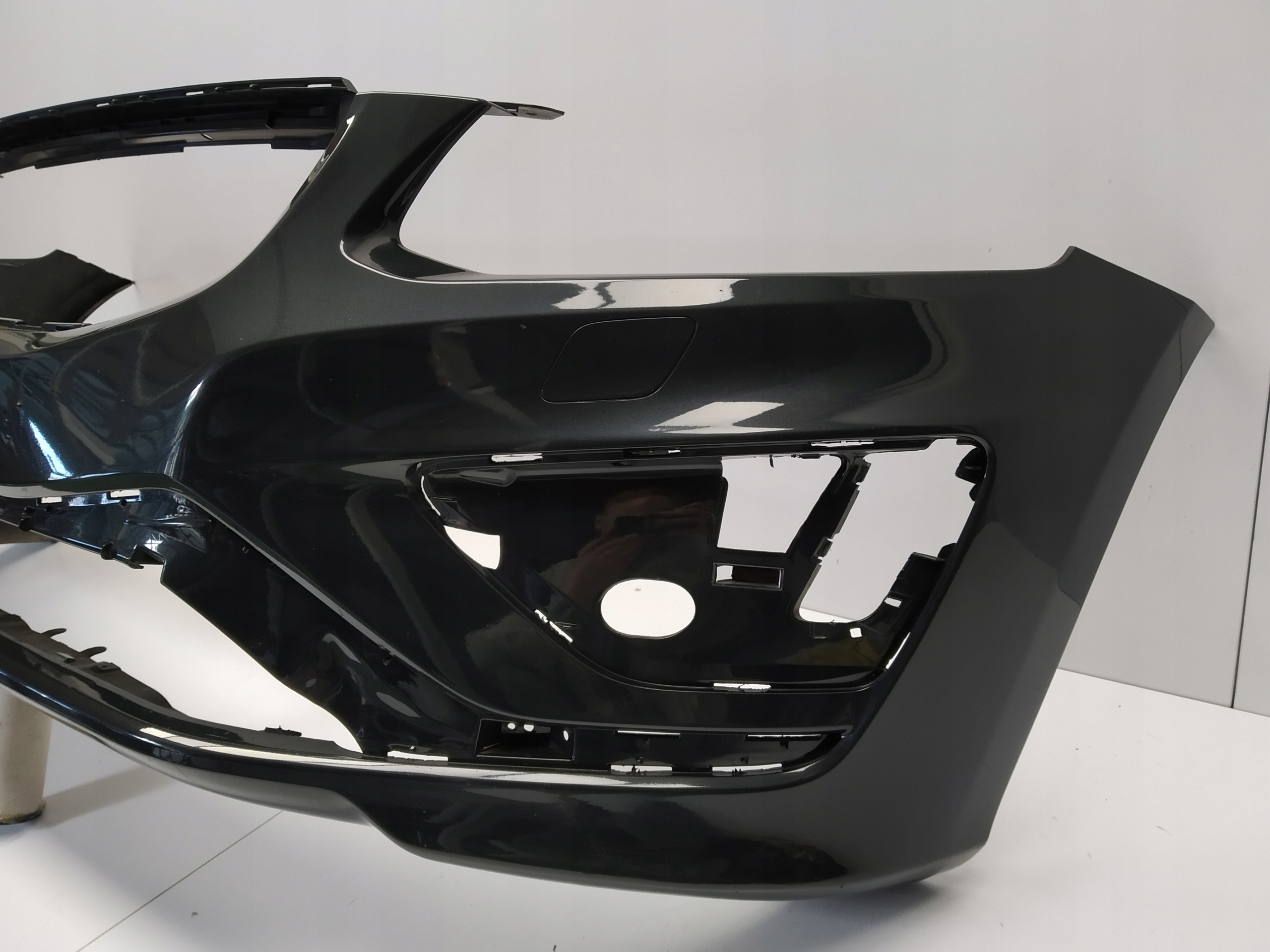 2013r- Volvo Xc60 and R design lift bumper front Ciemny original