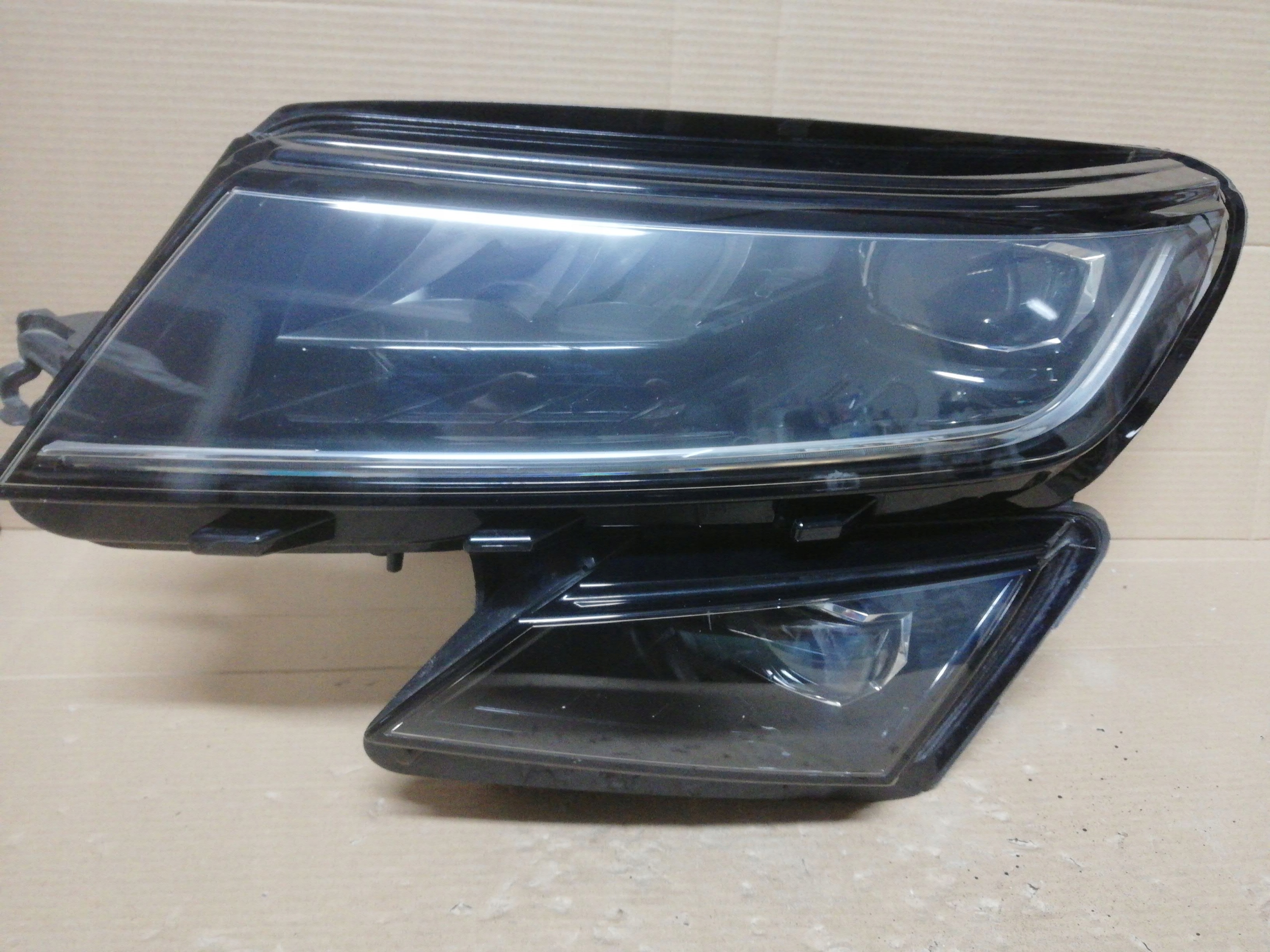 LAMPA LEWA SKODA KODIAQ 566941015E