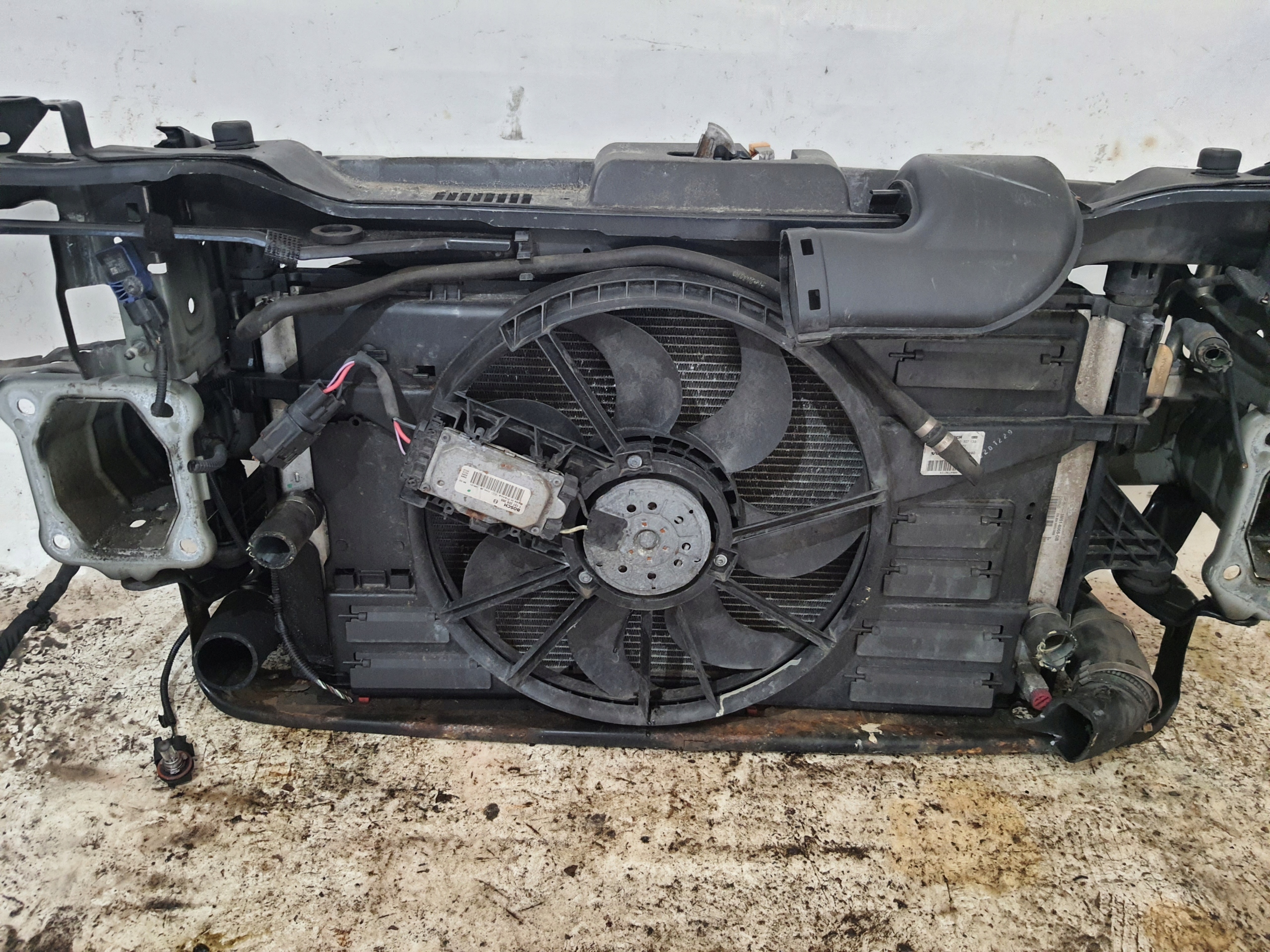 VOLVO V50 LIFT 08-12 support panel for radiators 2.4 D5