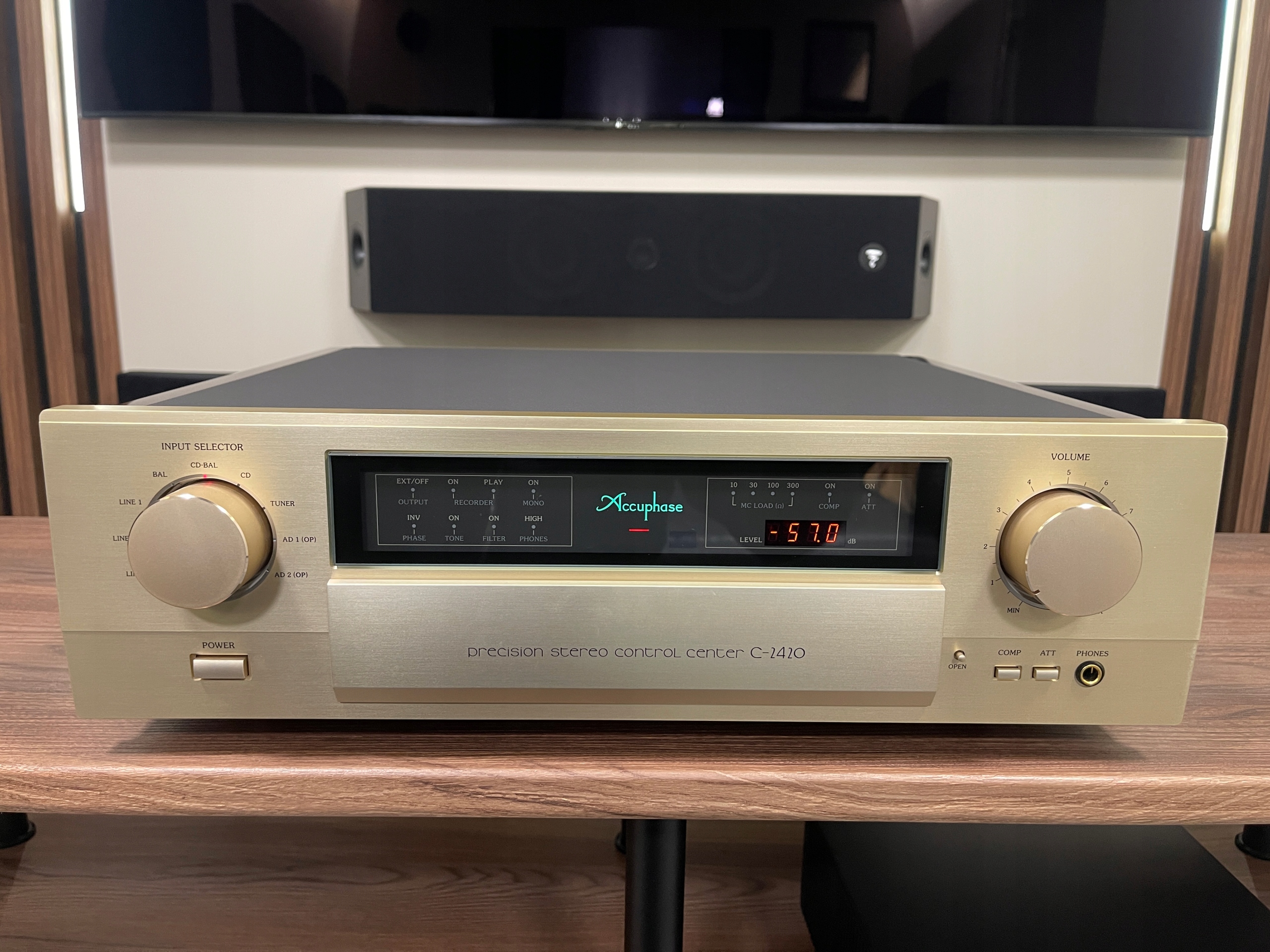 Przedwzmacniacz Accuphase C-2420