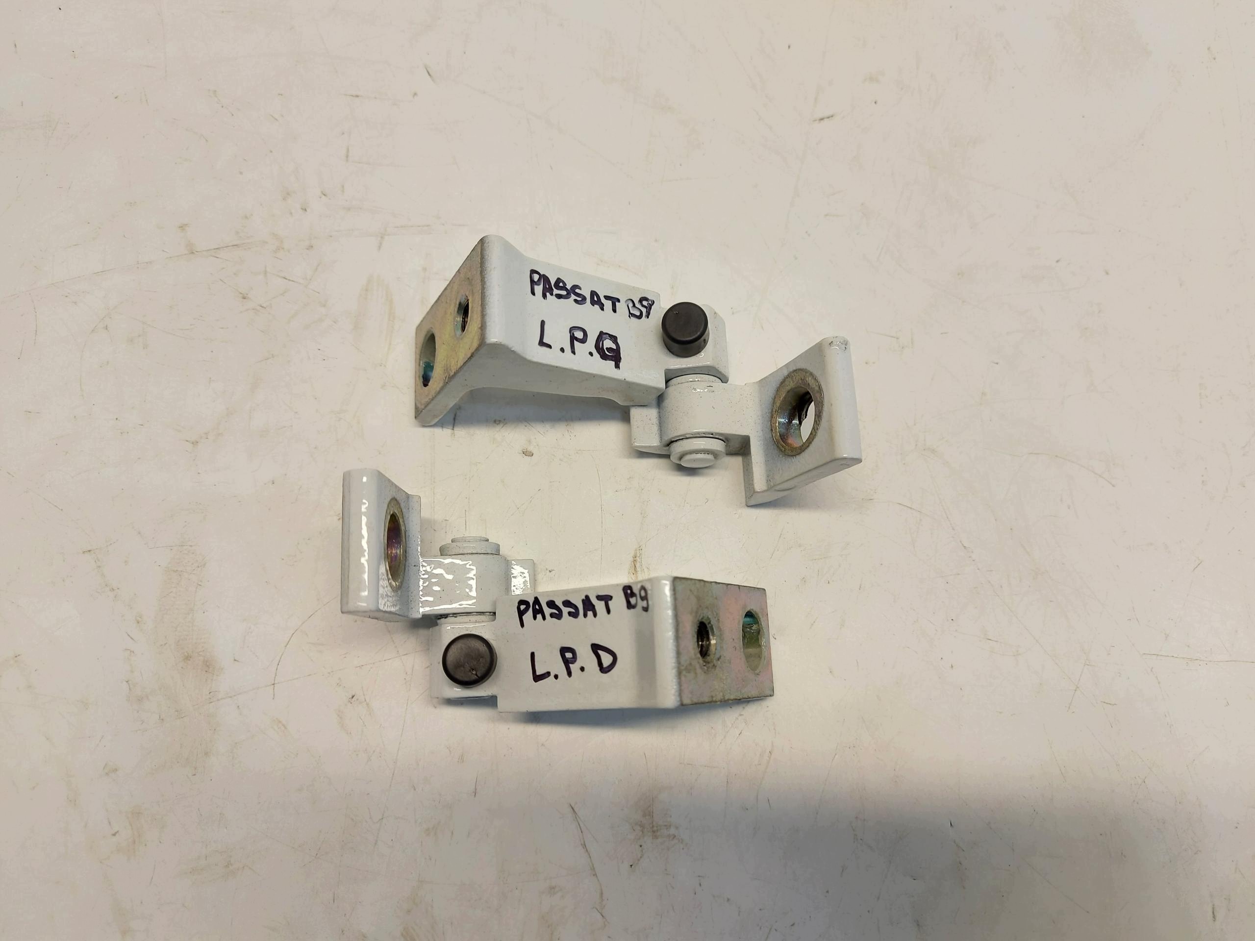 VW Passat R B9 3J0 2025r hinge door left front upper lower kpl.