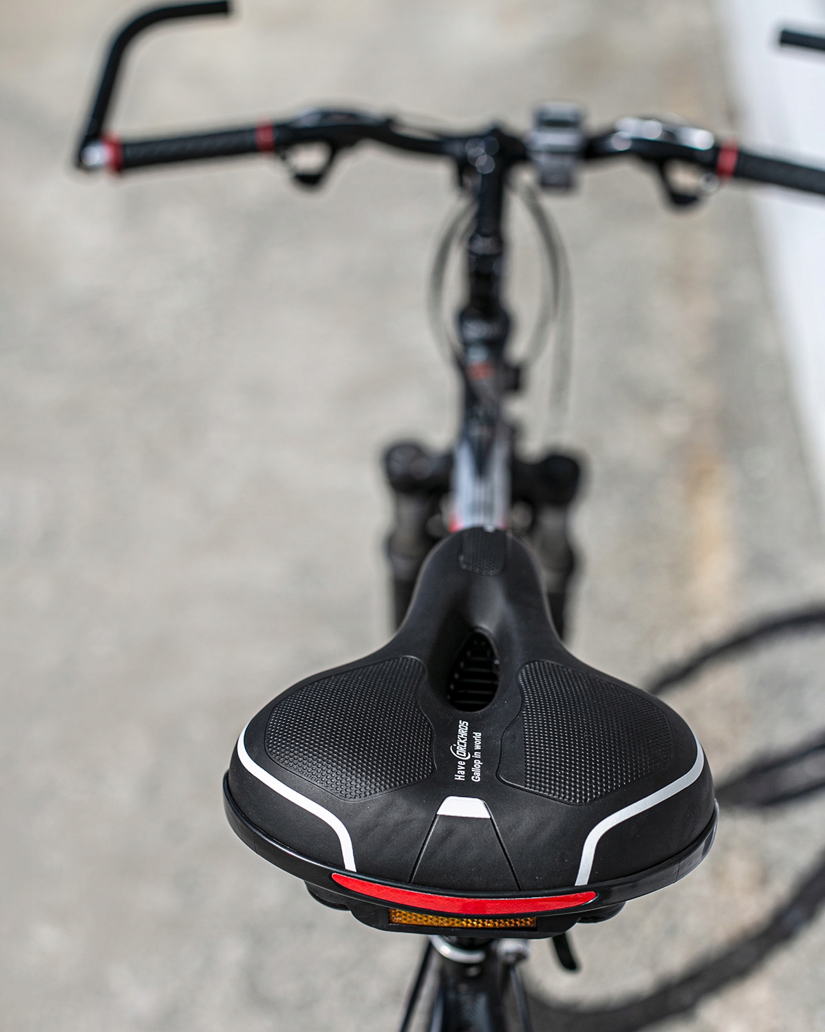 SIODEŁKO ROWEROWE ANTYWSTRZĄS Z WENTYLACJĄ SPORTOWE SZEROKIE ODBLASKOWE Szerokość 210 mm