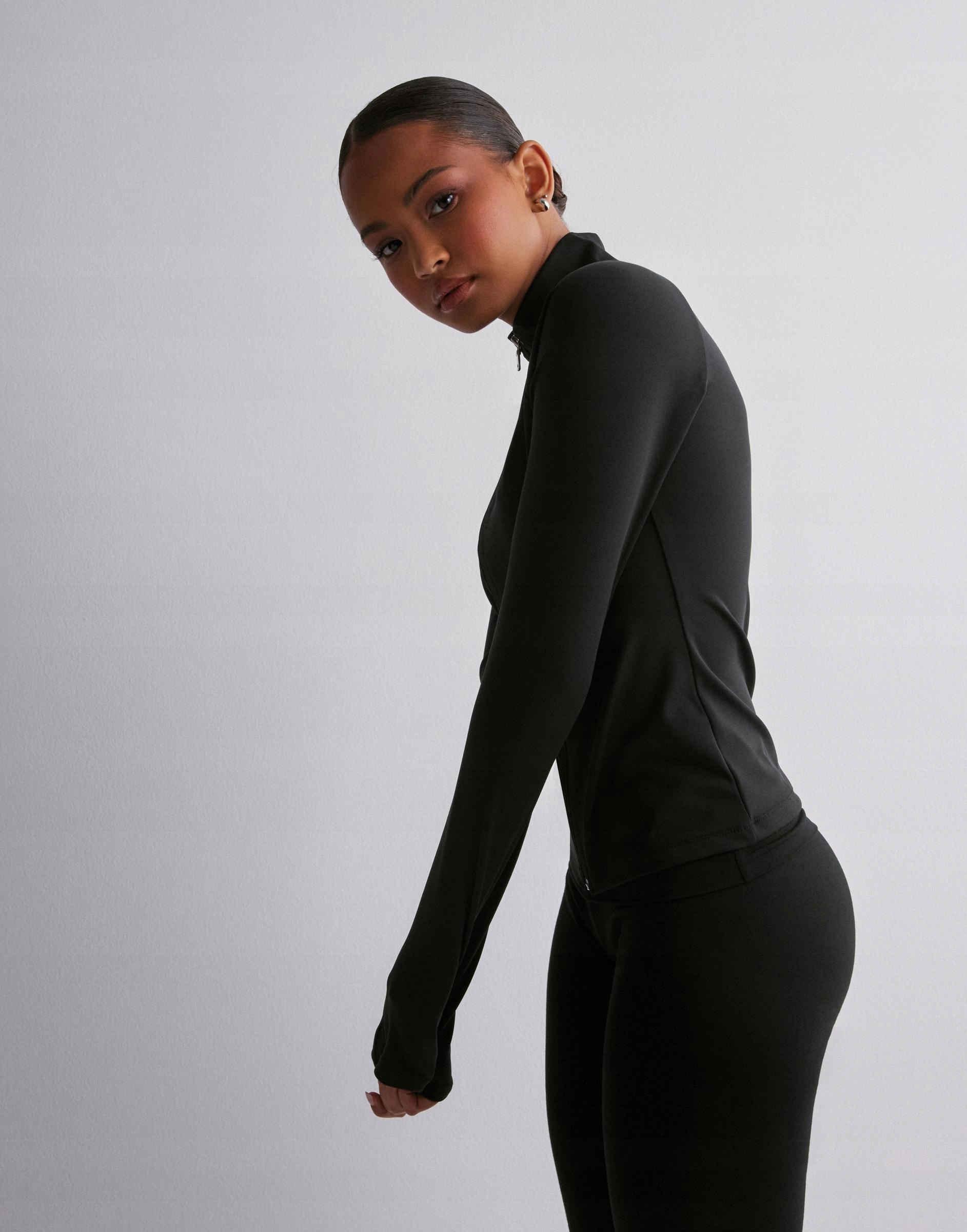 NELLY ROZPINANA CZARNA BLUZA STÓJKA YPA NG5__S Rozmiar S