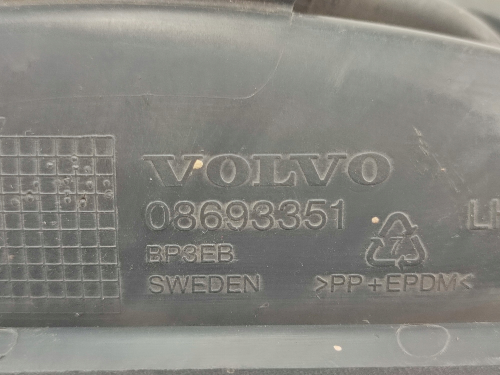 grid of a bumper left front VOLVO V70 II LIFT 1999-2007 8693351