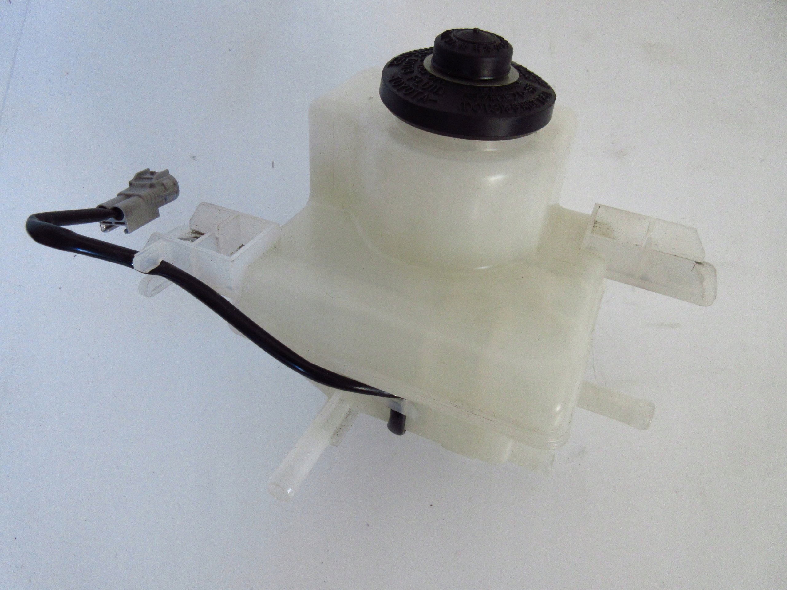 PRIUS III БАЧОК ТОРМОЗНОЙ ЖИДКОСТИ