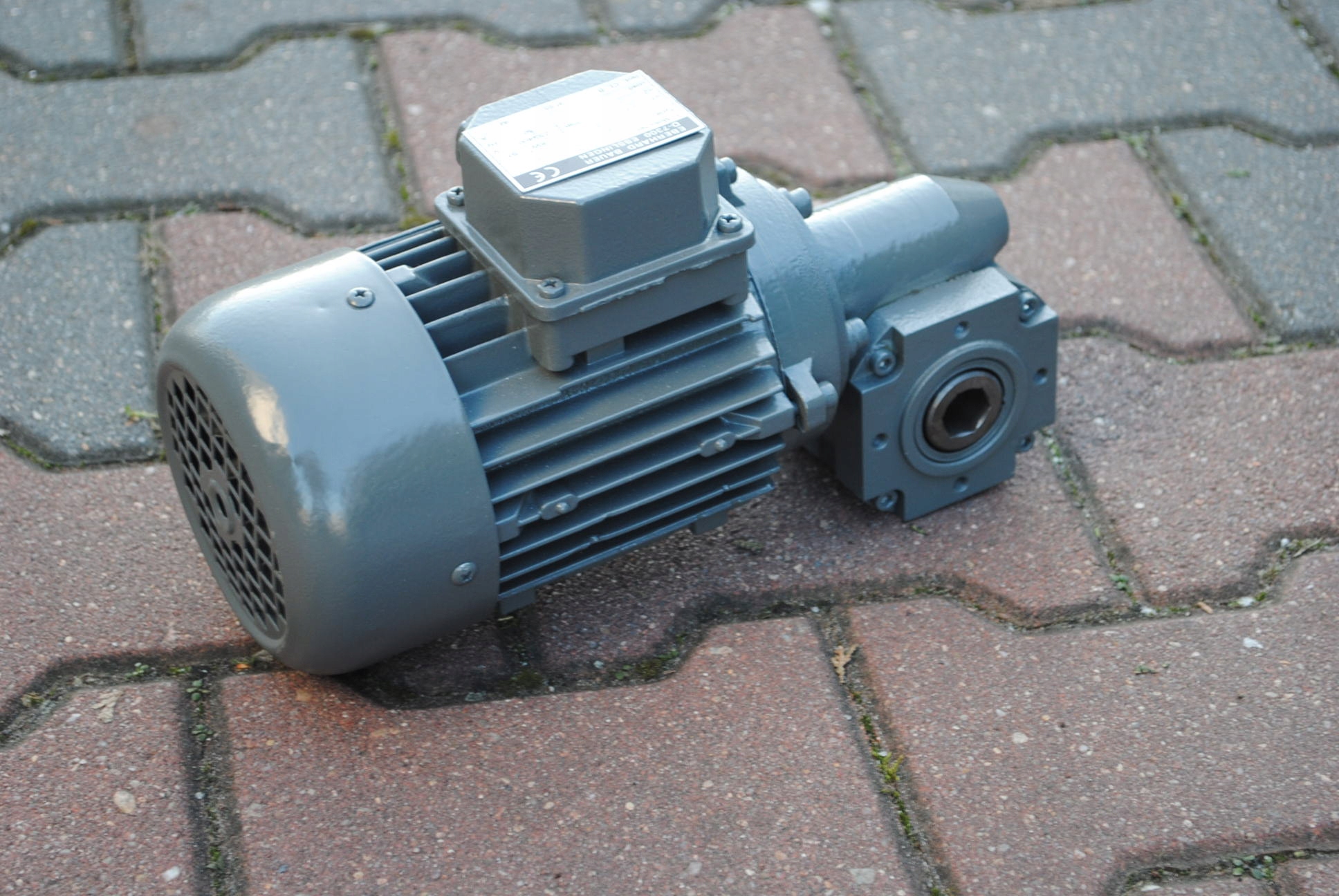 Motoreduktor kątowy 0.18kw. 68obr./min.. Marka Bauer