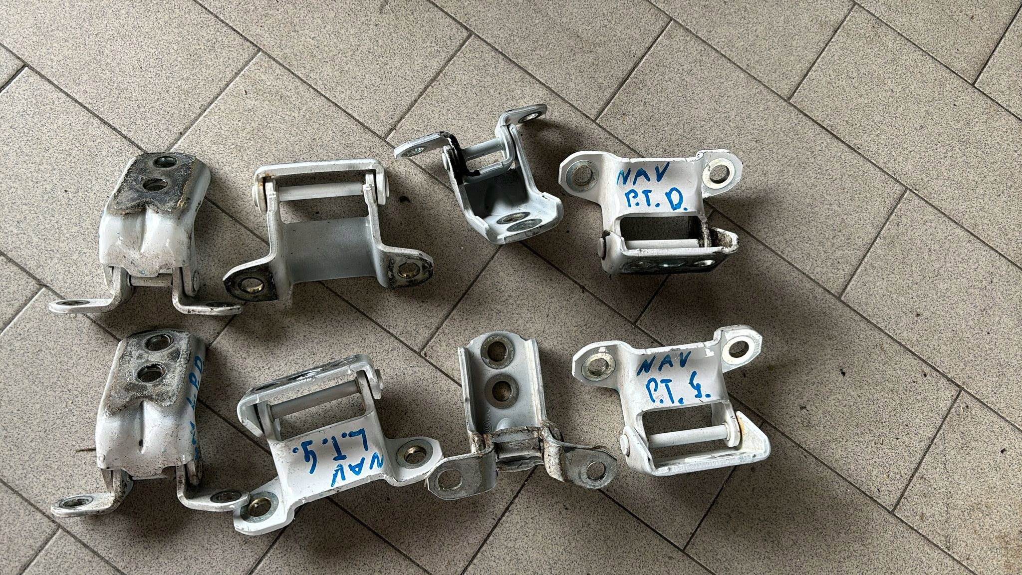 ZAWIAS DRZWI NISSAN NAVARA IV NP300