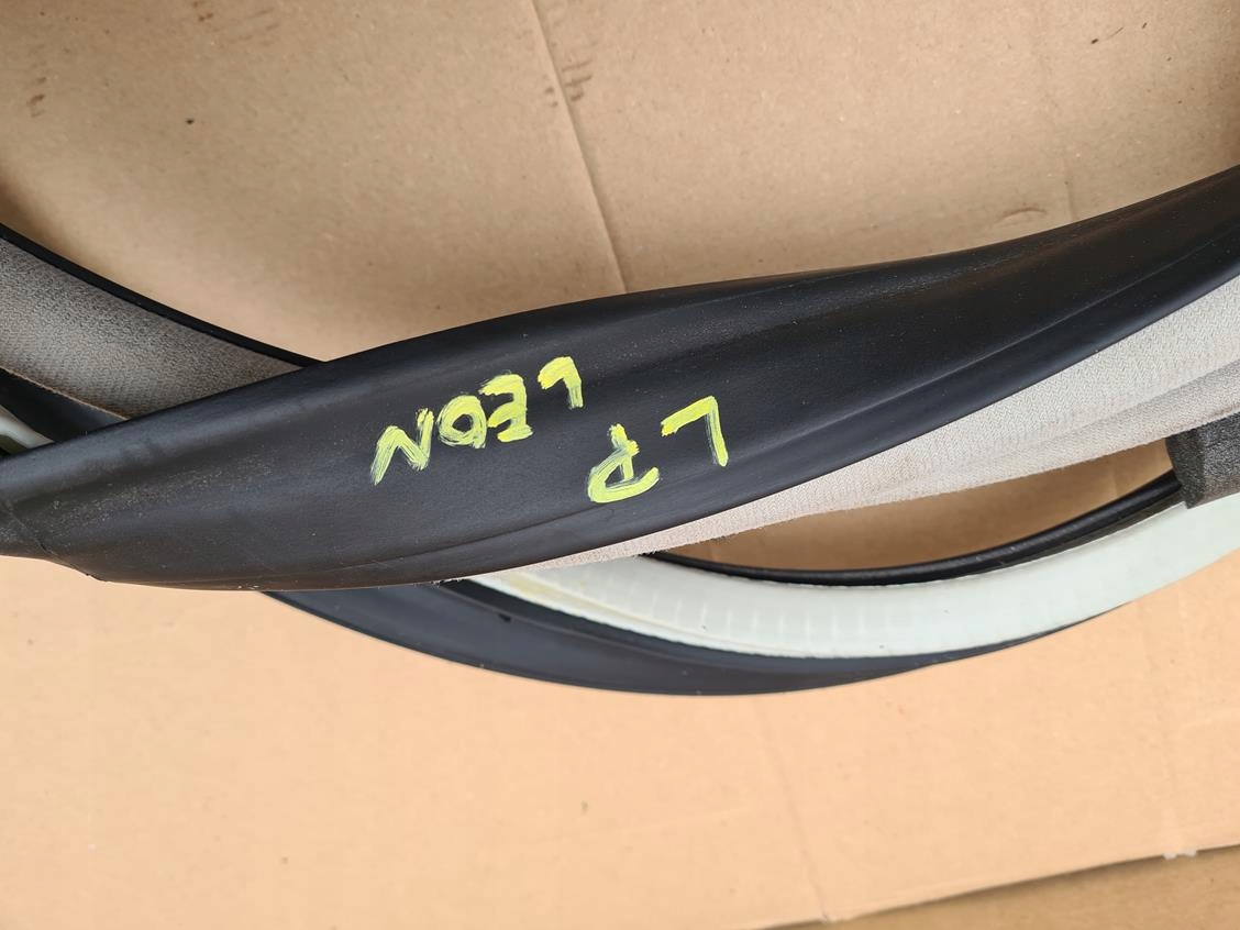 USZCZELKA LEWY LEWA PRZÓD PRZEDNIA SEAT LEON 1 I TOLEDO II Producent części SEAT OE