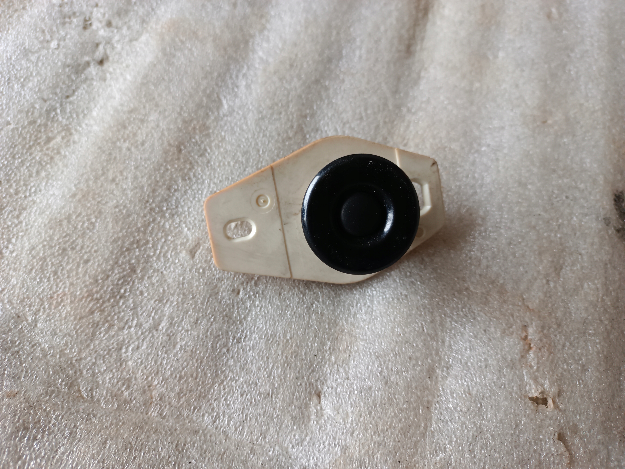 BR5S676S0 K7400 - МИКРОСТИК открывания люка задняя MAZDA 3 BK 03-08r