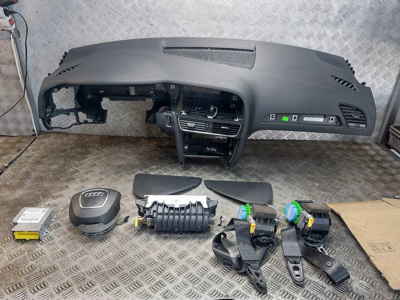 running board airbag POSTRZALOWY cockpit AUDI A4 B8