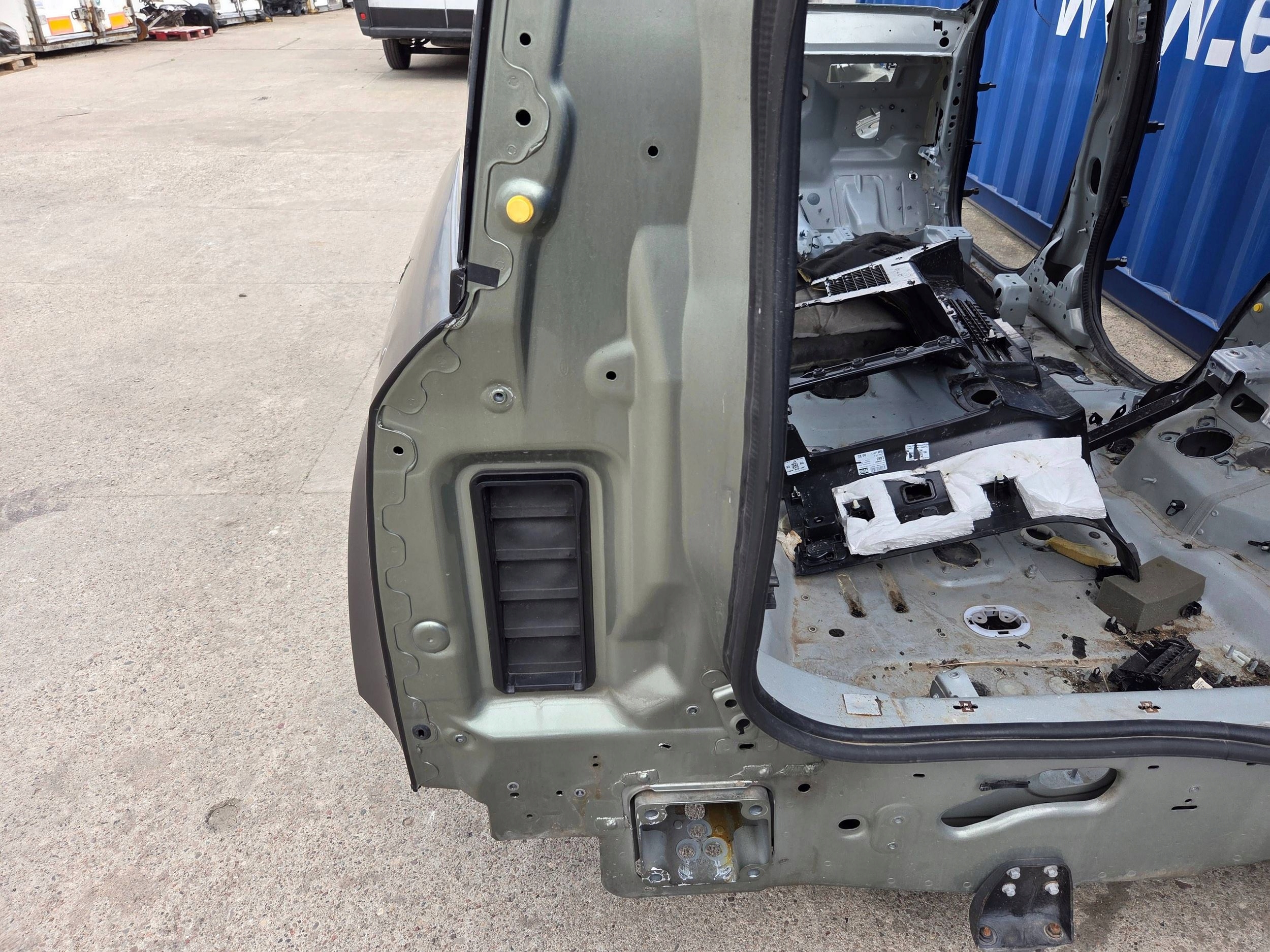 Land Rover Defender L663 četvrtina stražnja lijeva