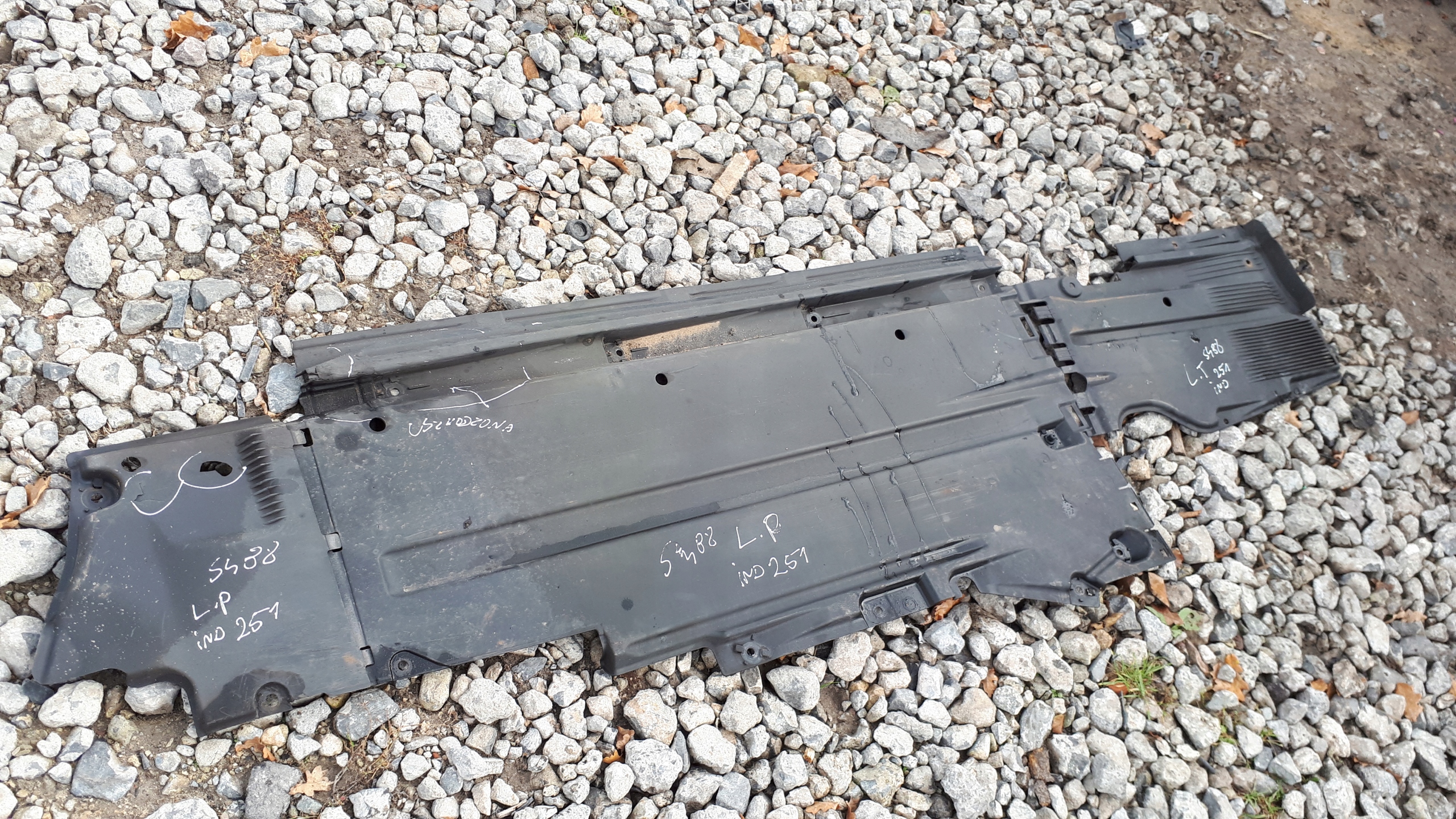 8K0825207 - S4 B8 A4 кришка шасі ліва передня ліва A5 8T