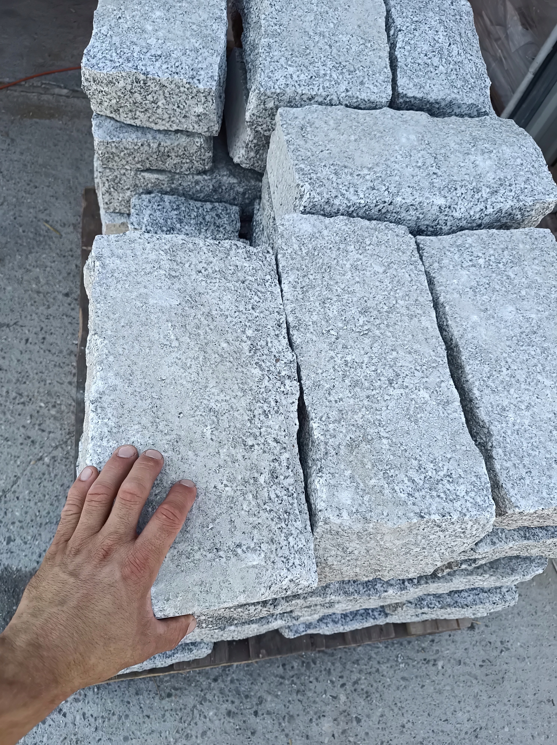Krawężnik Opornik Granitowy Obrzeże Granitowe 10x20x40cm Tona 43-45 szt.