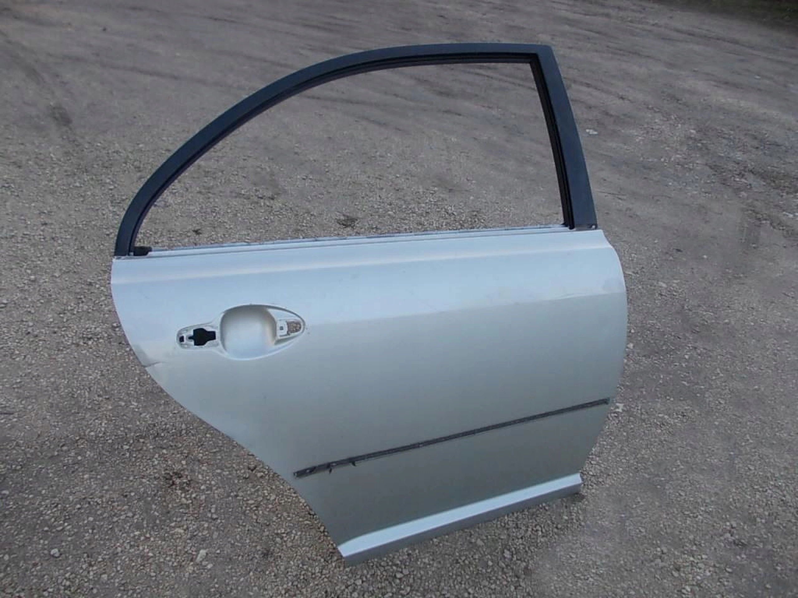 ДВЕРИ ЗАДНЕЕ ПРАВЕ TOYOTA AVENSIS II T25 03