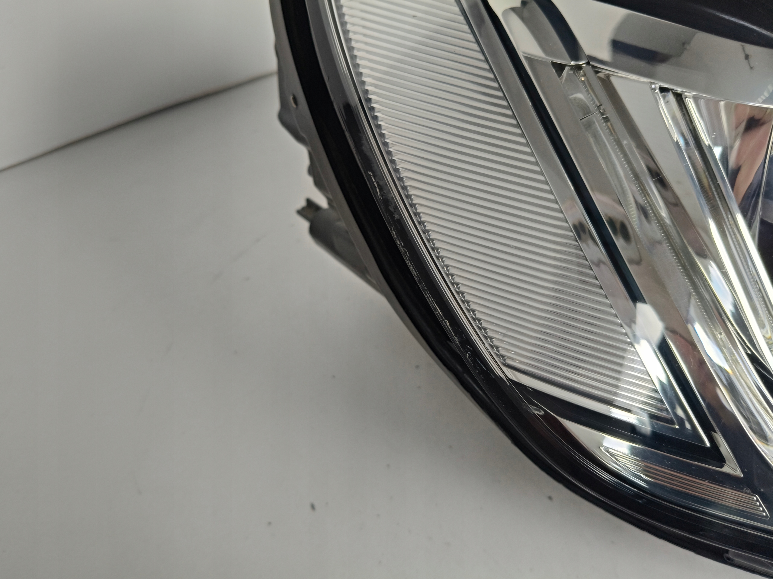 LAMPA PRAWA REFLEKTOR VW TOUAREG 7P6 14- LIFT XENON LED SKRĘTNY Producent części Volkswagen OE