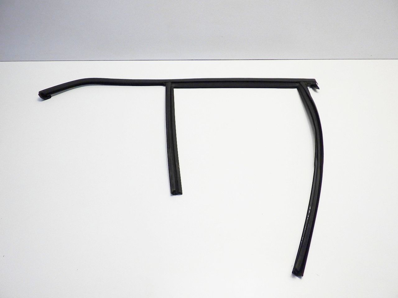 31864022 - VOLVO XC40 2021 ПРОКЛАДКА ОКОННАЯ РАМА ПРАВАЯ ЗАДНЯЯ