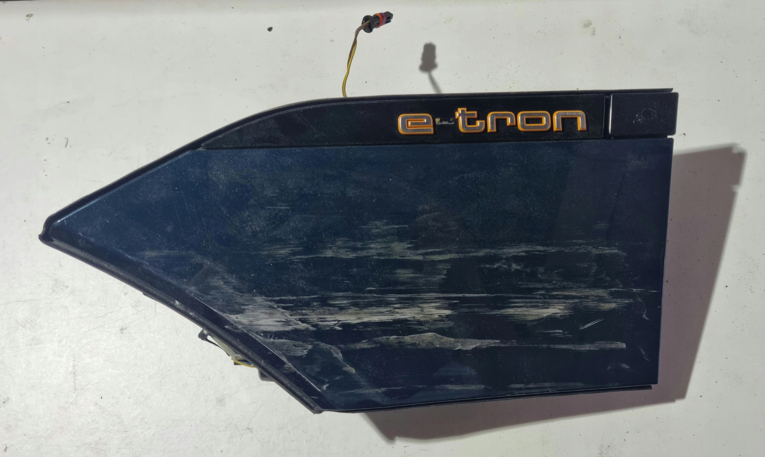 KLAPKA GNIAZDA ŁADOWANIA AUDI E-TRON