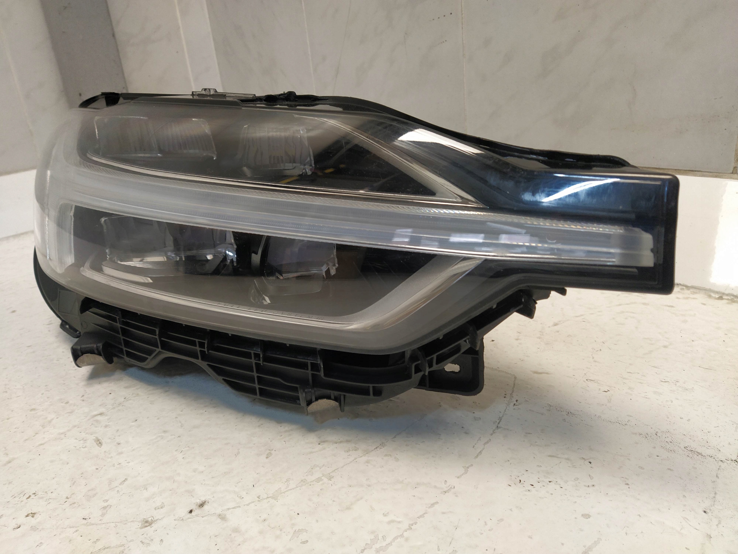 VOLVO XC60 II REFLEKTOR light front right LED MID complete control unit