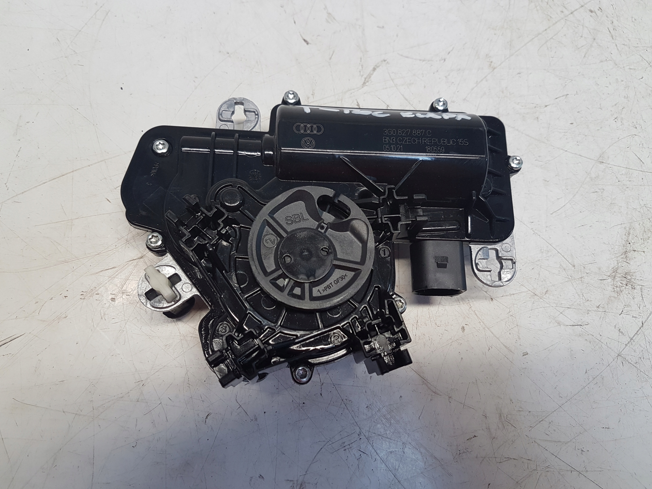 VW T-ROC тяга багажника 3g0827887c
