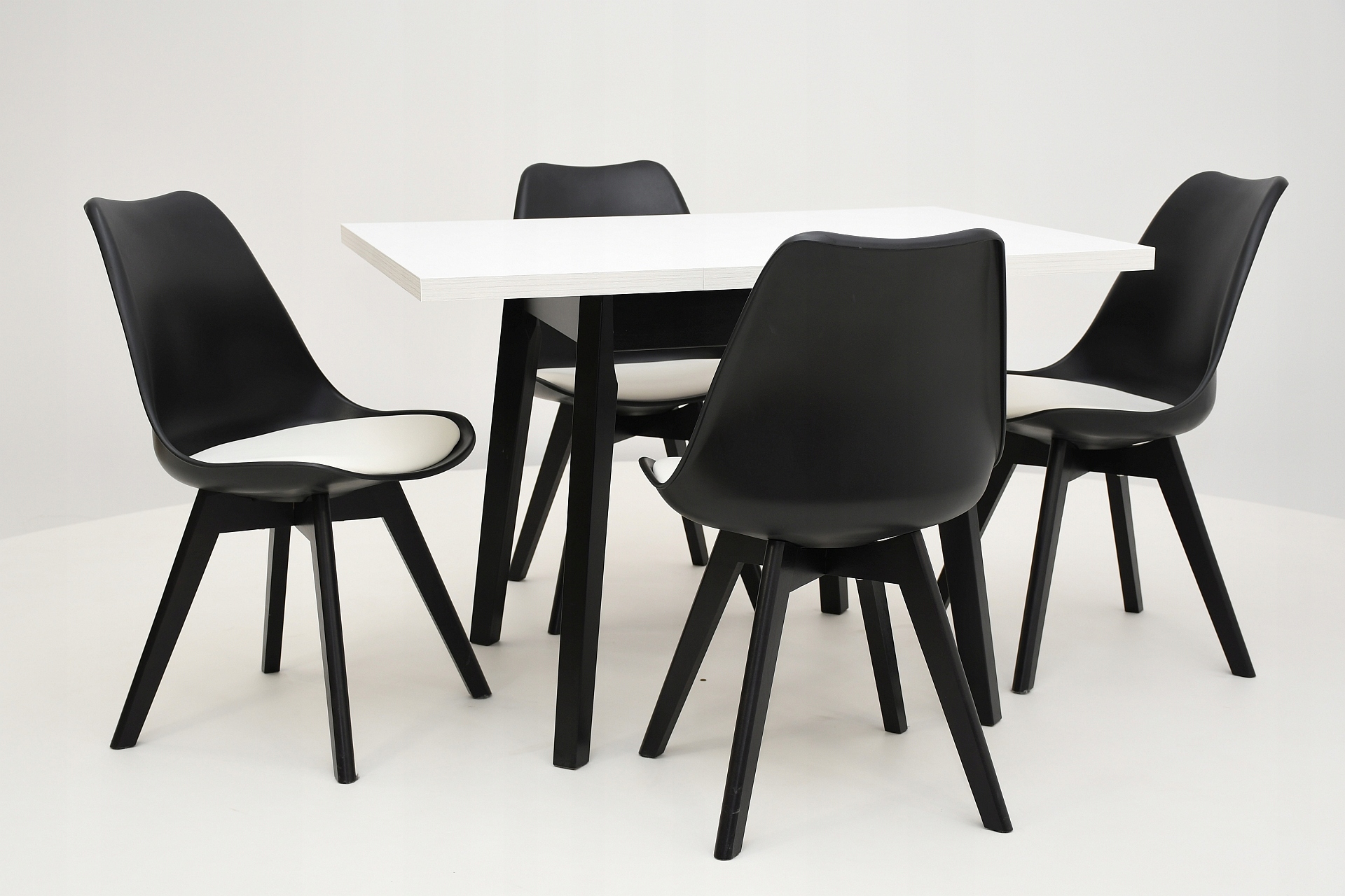 4 krzesła do kuchni, kwadratowy stół 80x80 Marka Sandow