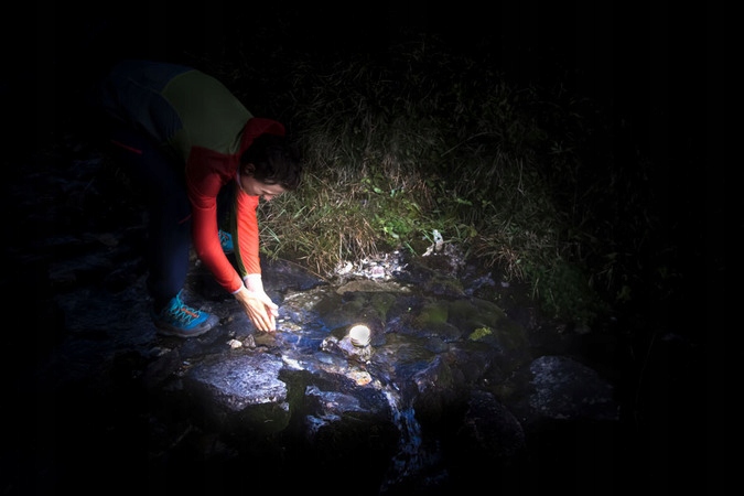 LAMPKA KEMPINGOWA TURYSTYCZNA DO NAMIOTU 350 LM USB LED AKUMULATOROWA IP44 Cechy dodatkowe wejście USB z możliwością postawienia z uchwytem do zawieszenia