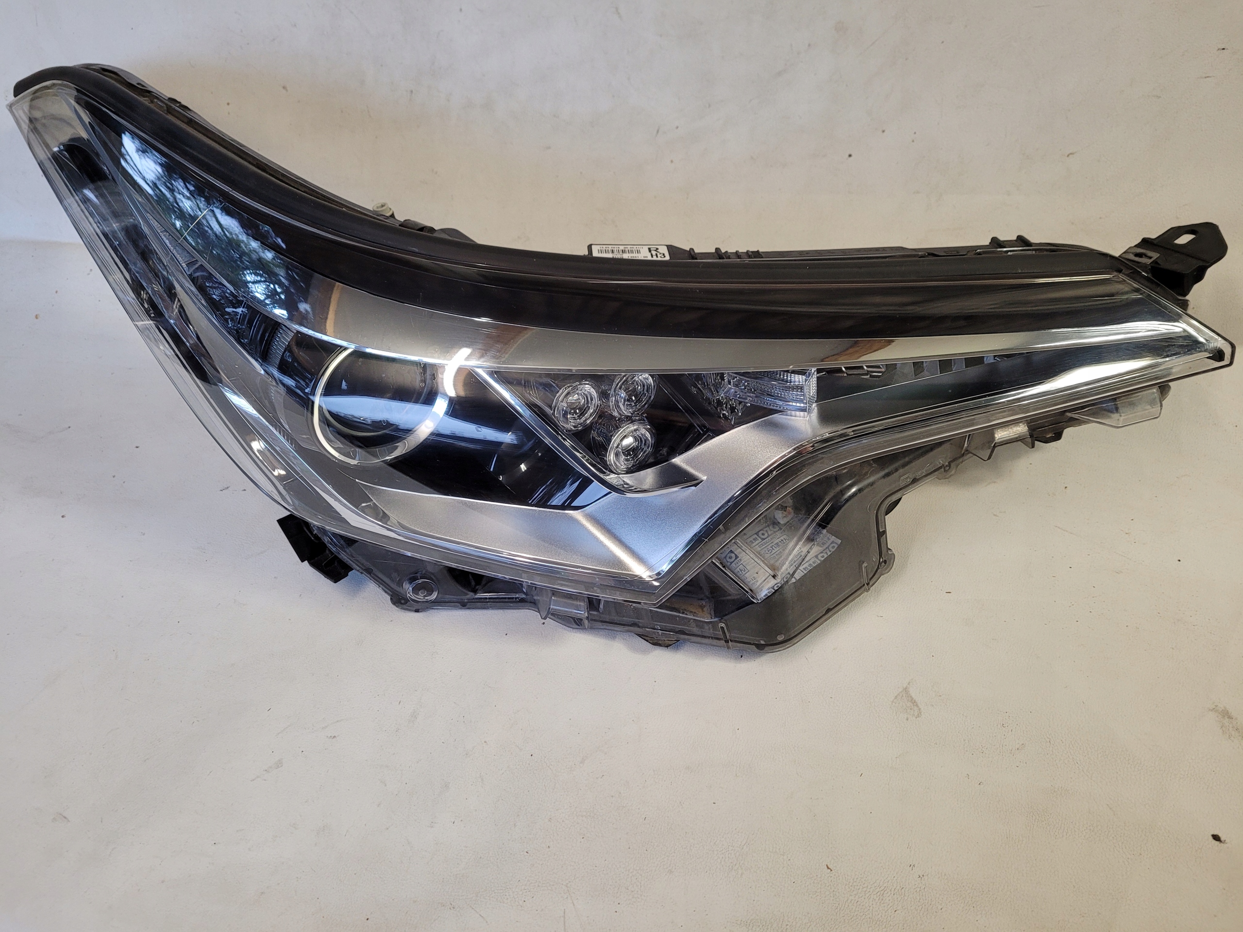 TOYOTA CHR REFLEKTOR PRAWY 16-19r 81110-F4031-00