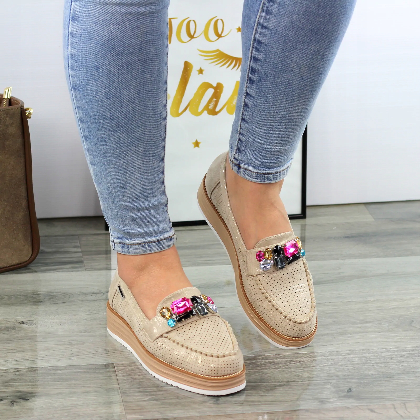 BEŻOWO ZŁOTE PÓŁBUTY ZAMSZOWE MOKASYNY KAMIENIE 39 Kolor beżowy