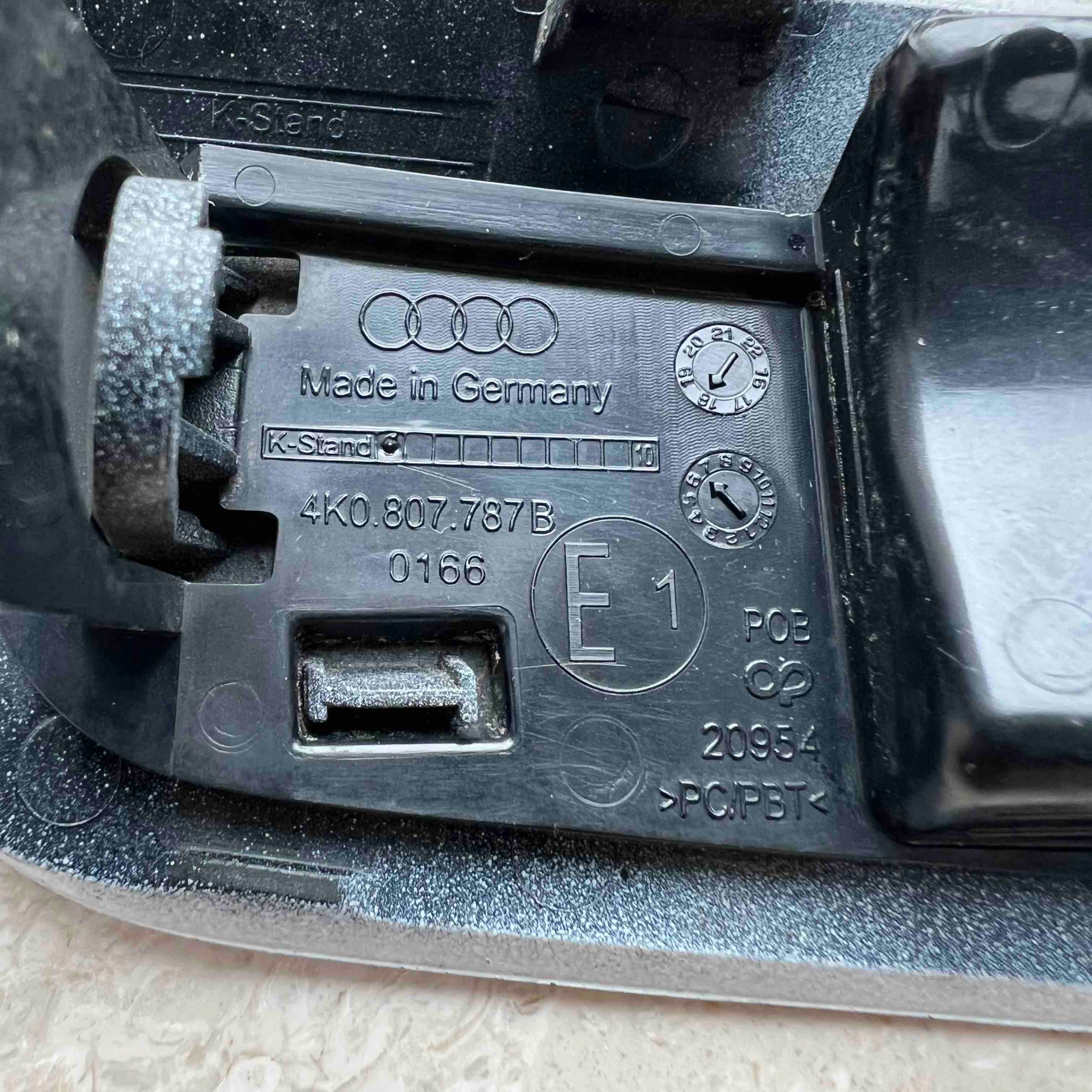 AUDI A6 C8 4K0 Blende Abdeckung Verschlußstopfen der Spritzdüse links 4K0807787B