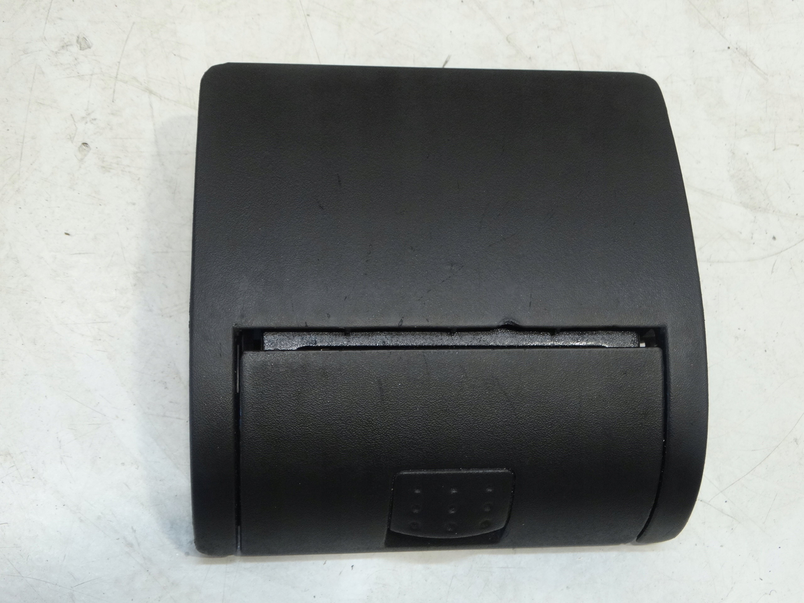 ashtray passenger compartment front OPEL CORSA C GM 09114445