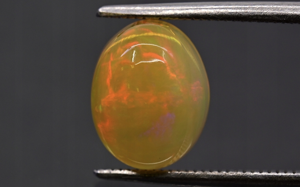 Opál z Etiopie kabošon ovál 9x7 mm
