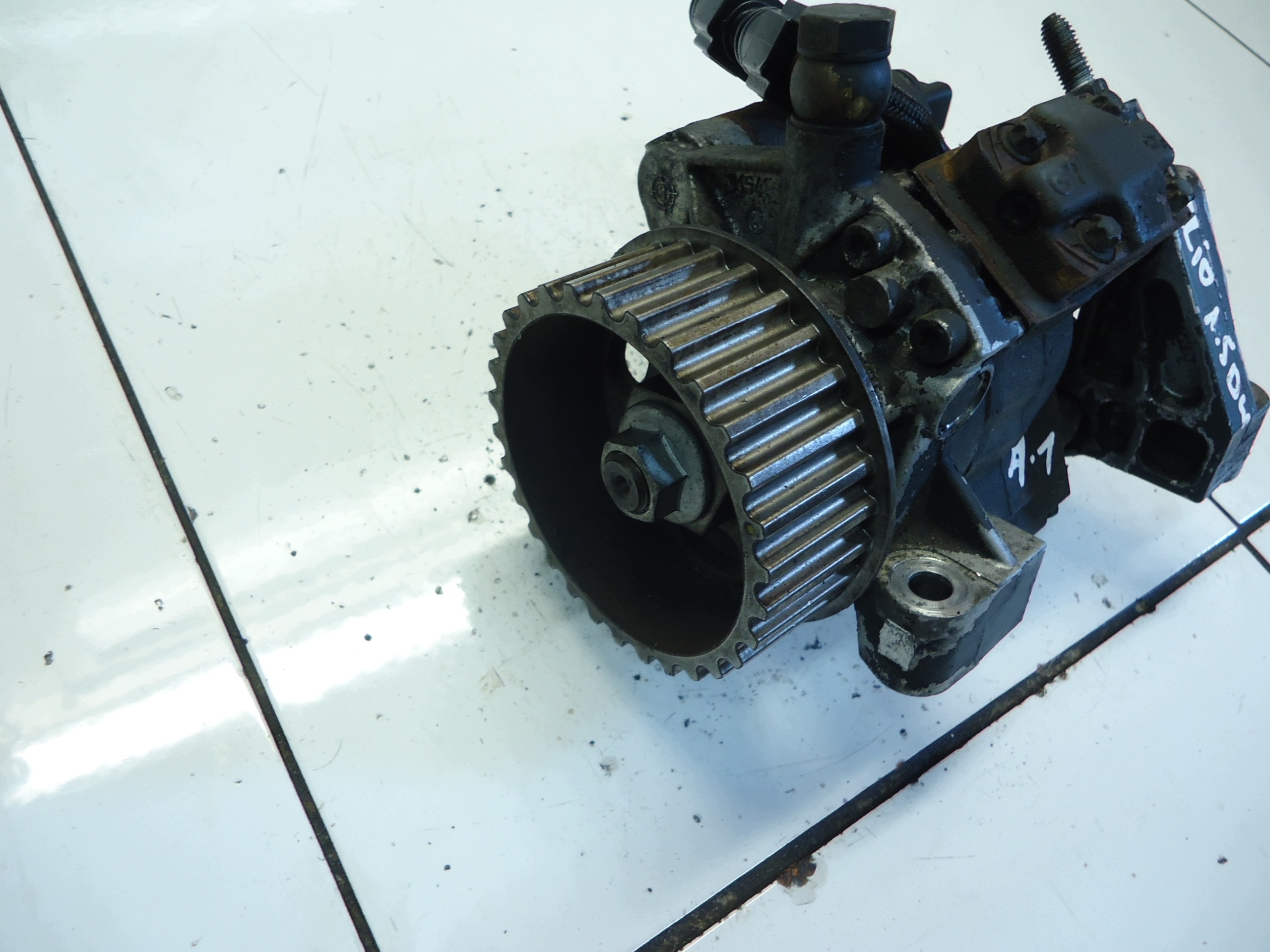 NISSAN RENAULT SCENIC III 1.5DCI pompe d'injection 8200821184