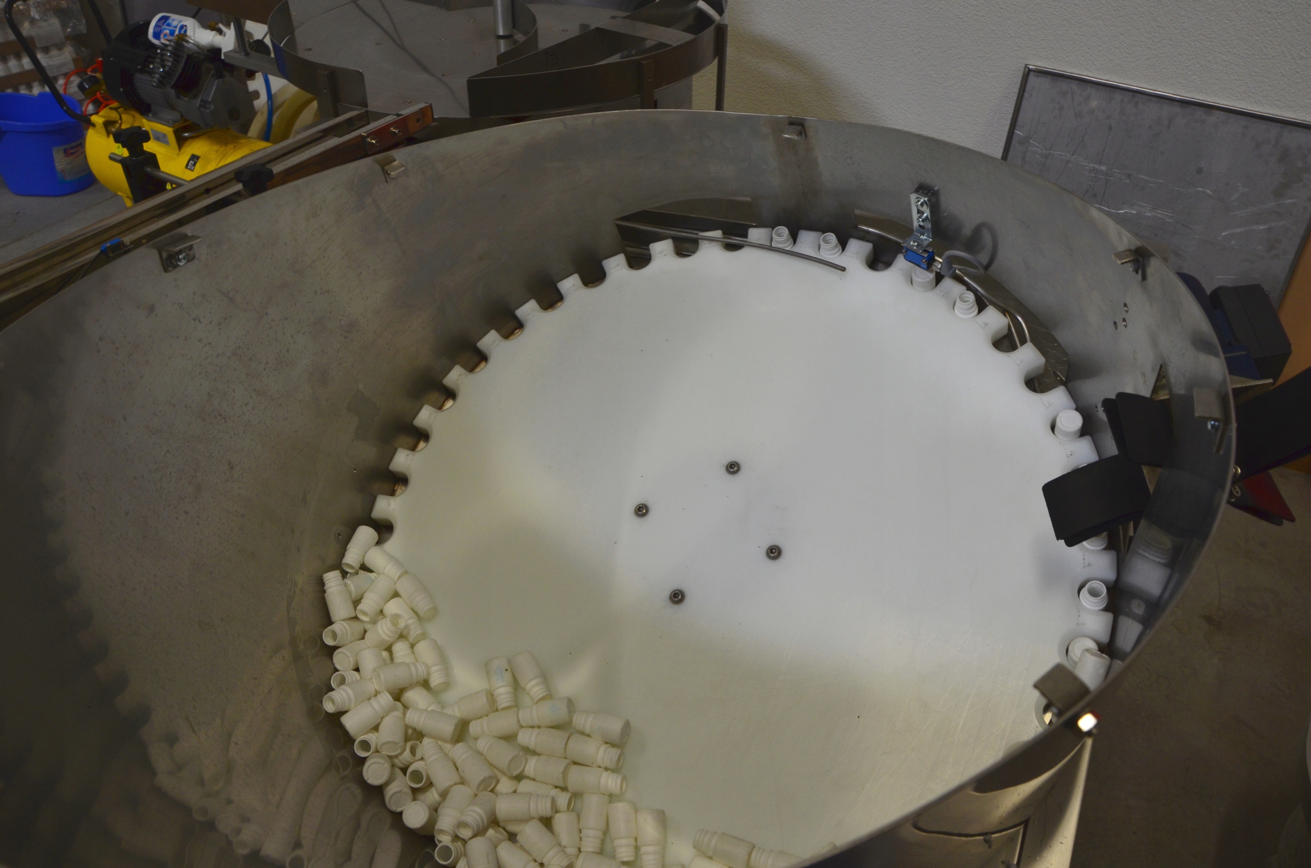 AUTOMATYCZNY PODAJNIK BUTELEK NA TAŚMOCIĄG Marka inny