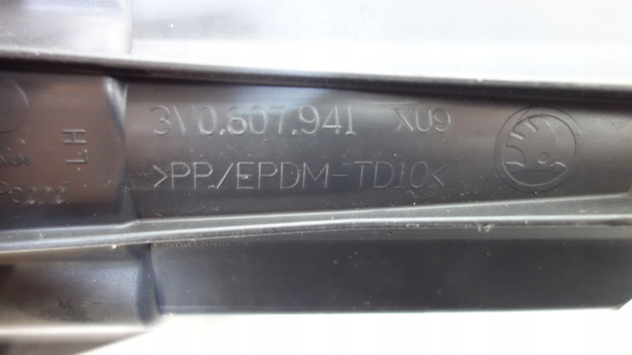 Halter der Spritzdüse links SKODA SUPERB III 15- 3V0807941