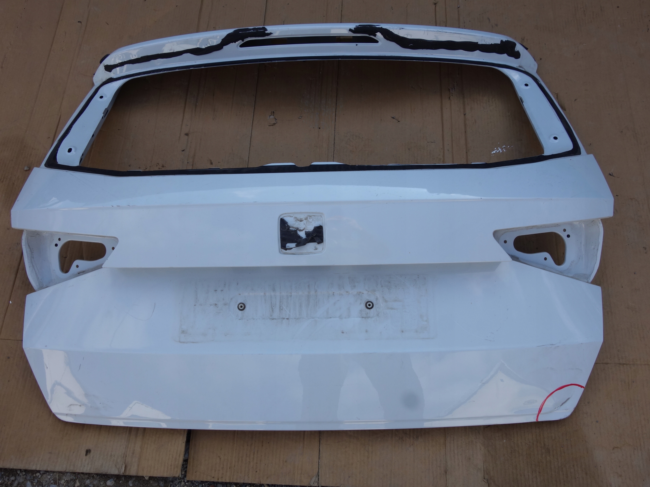 KLAPA BAGAŻNIKA SEAT ATECA 575