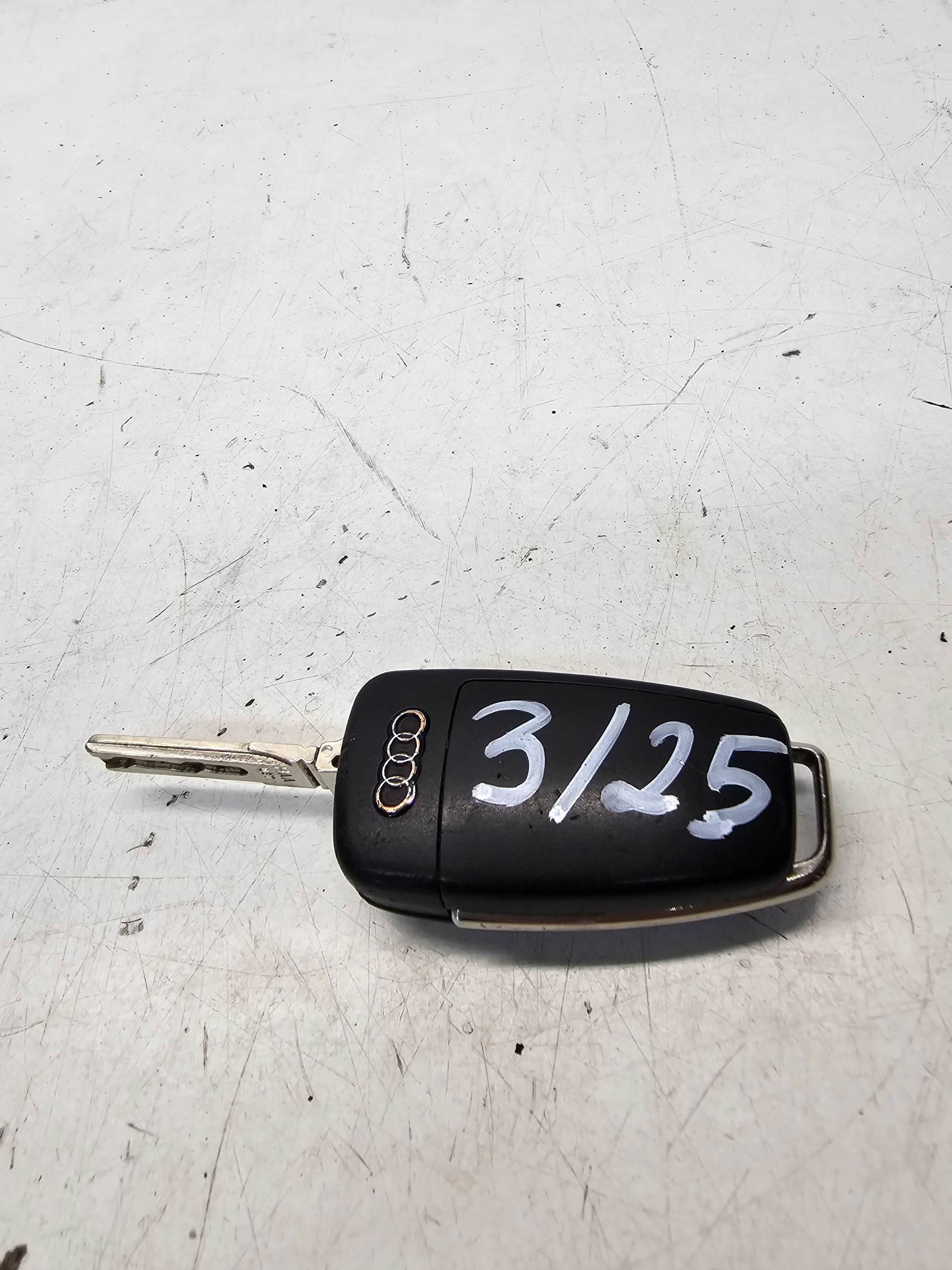 key PILOT SCYZORYK AUDI A3 8V 8V0837220 3/25