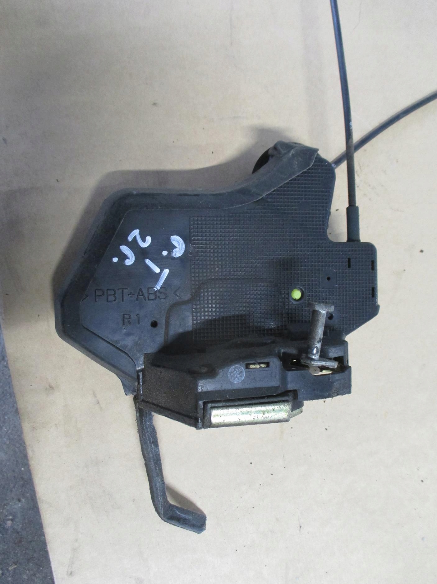 COROLLA E12 SEDAN KOMBI 02-04 ZAMEK DRZWI PT