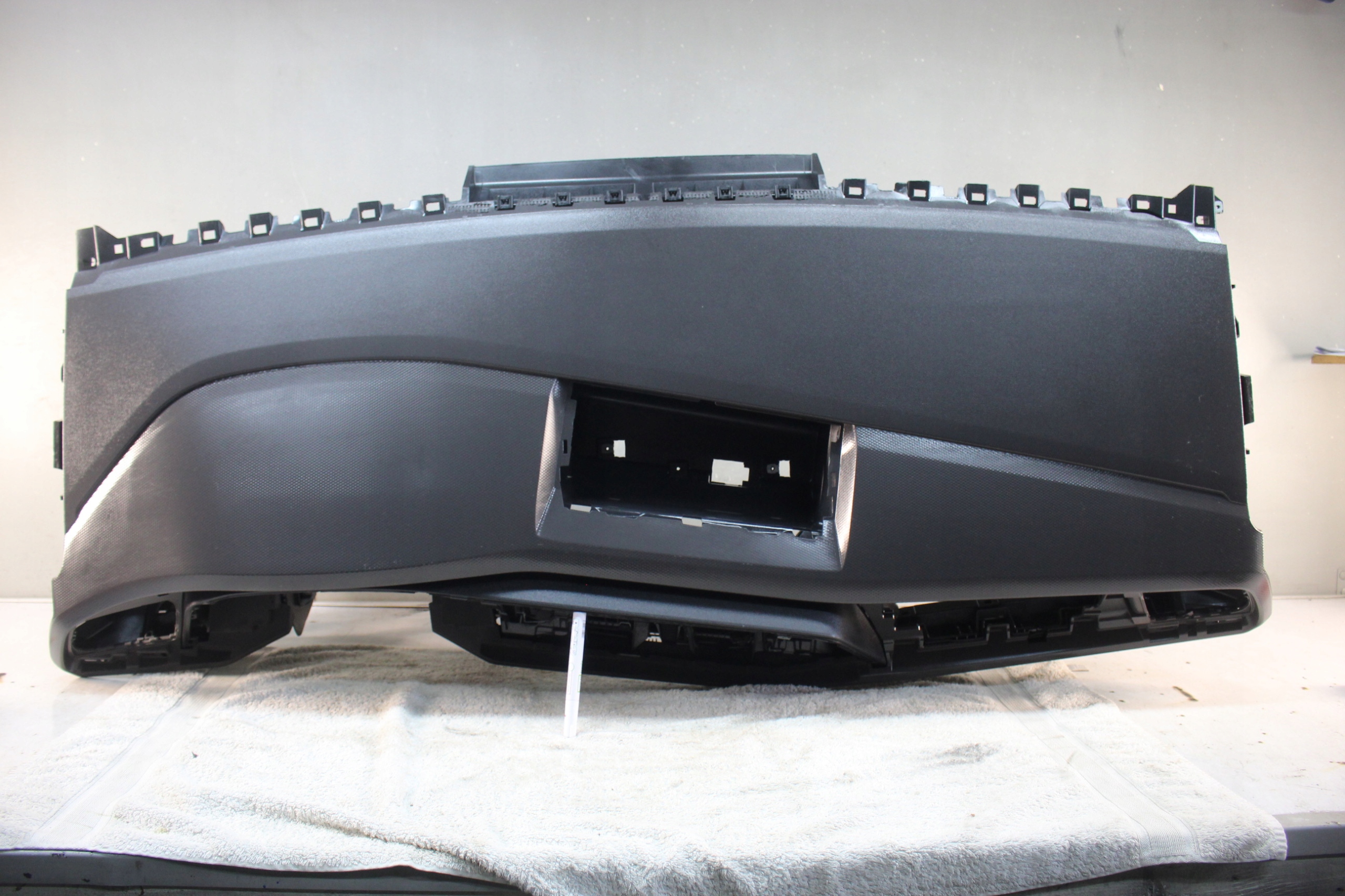 консоль торпеда volkswagen vw T7 7T1857003M