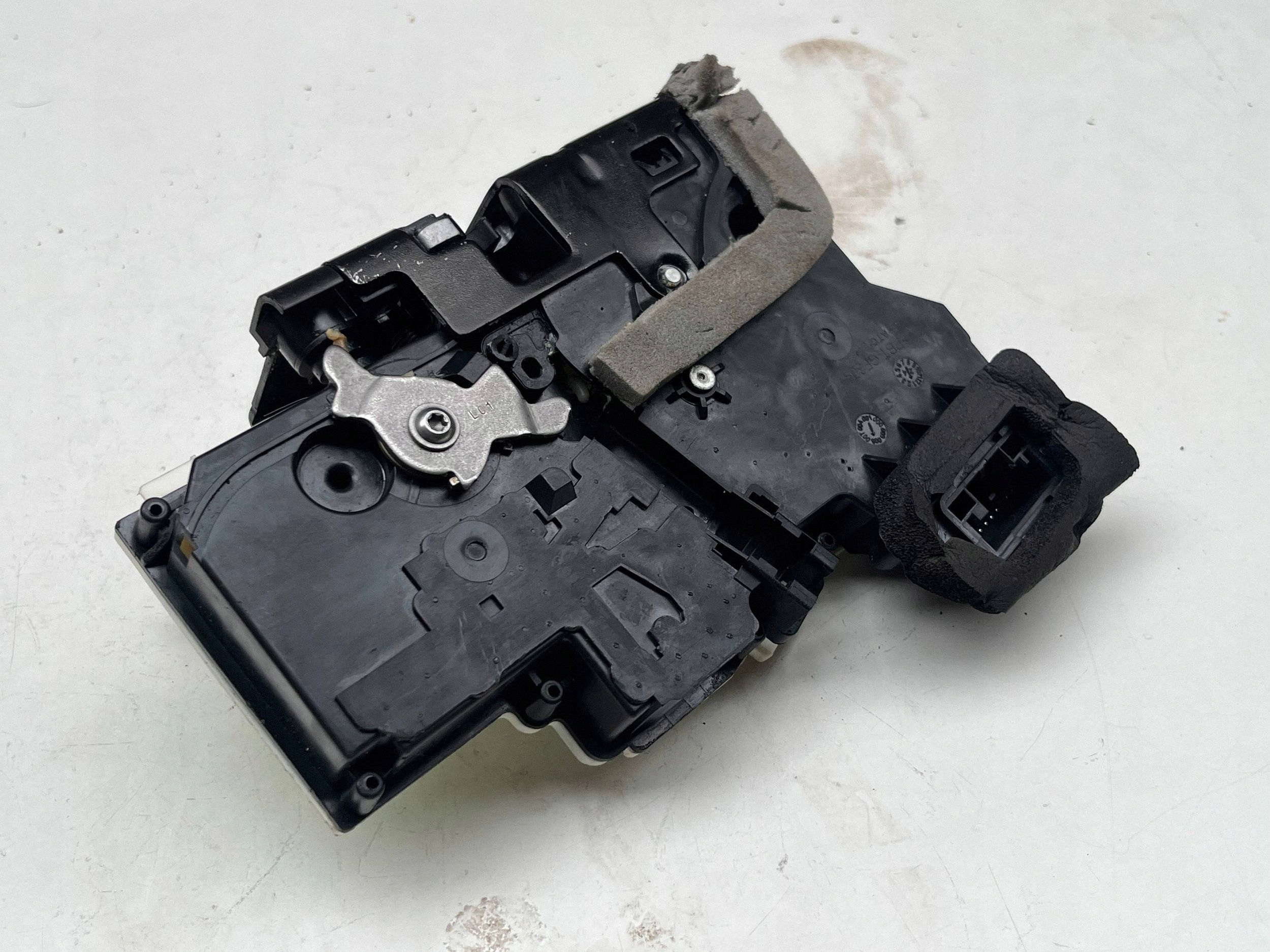 AUDI A6 C8 lock door left rear part 4K0839015P @M