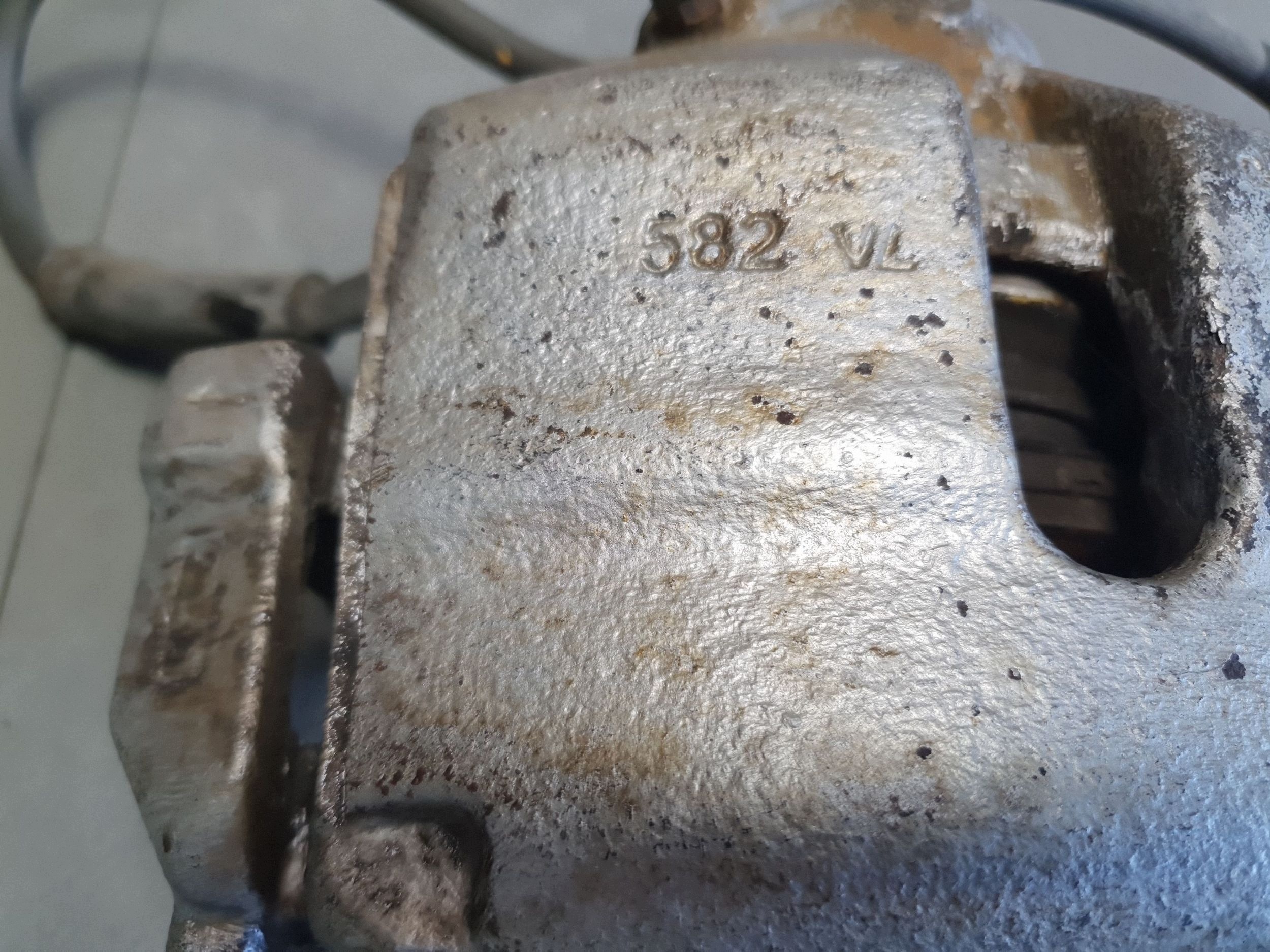 Volkswagen PASSAT CC caliper brake right front jarzmo 1K0615124E