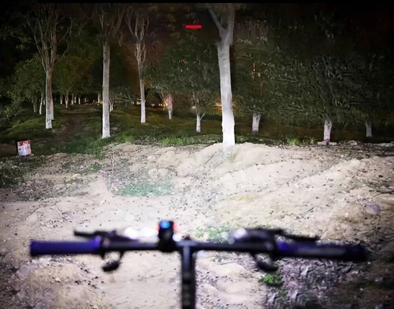 MOCNA Lampka Rowerowa PRZÓD LED na kierownicę 1200lm WODOODPORNA AKUMULATOR Model DSJ001