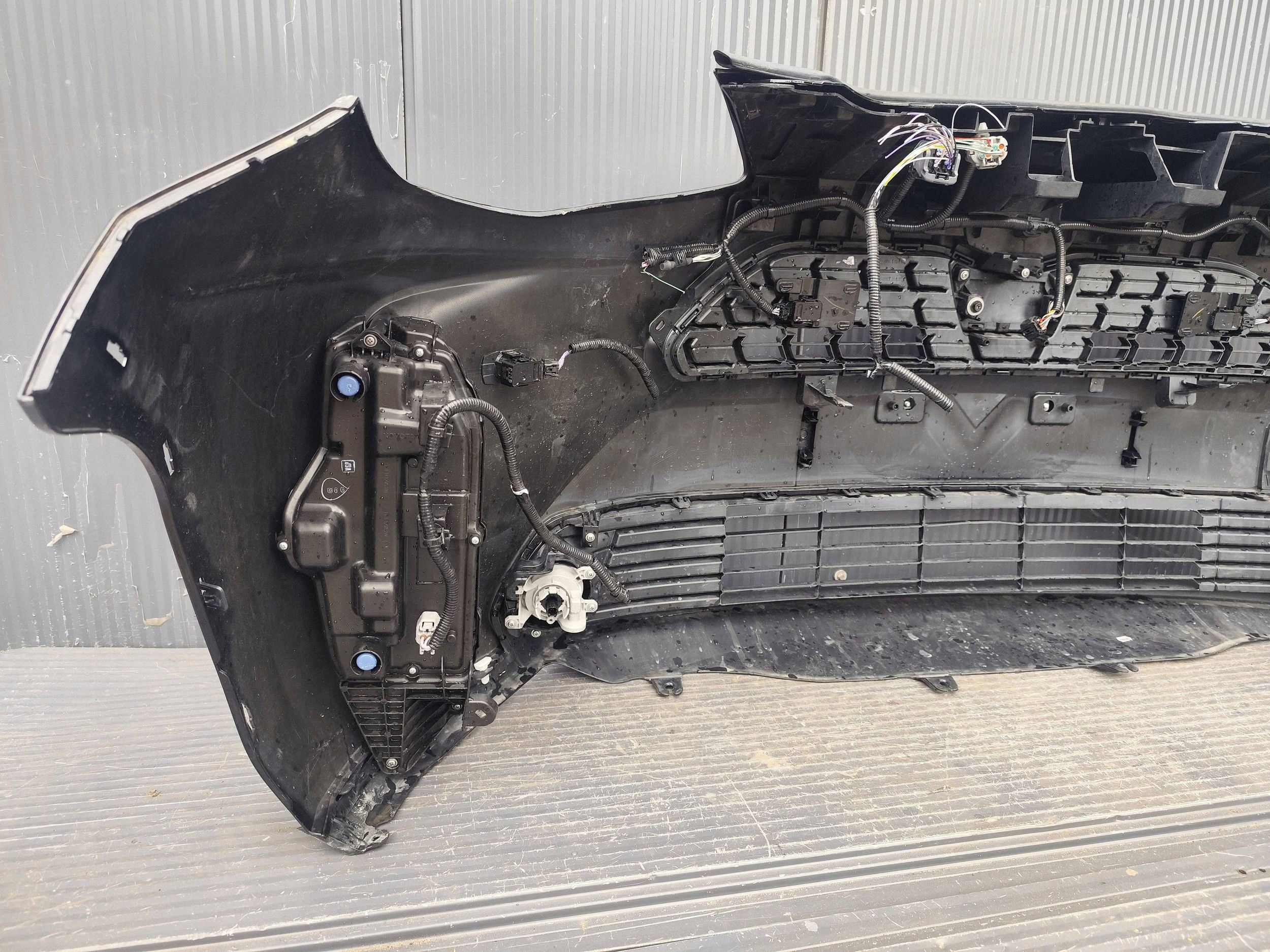 TOYOTA YARIS CROSS front bumper 4xPDC complete DEMONTAZ