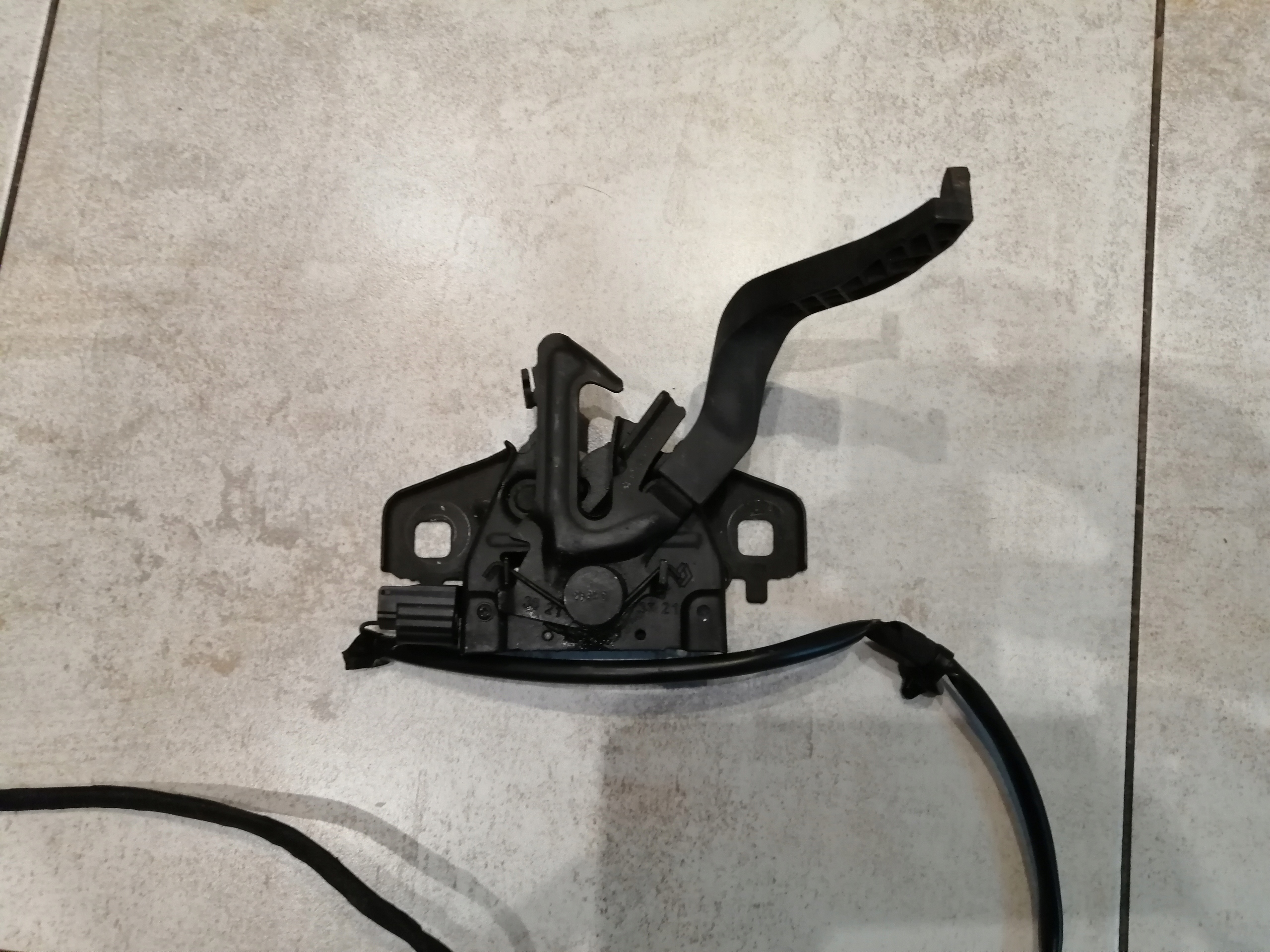 ЗАМОК МАСКИ DACIA DUSTER II