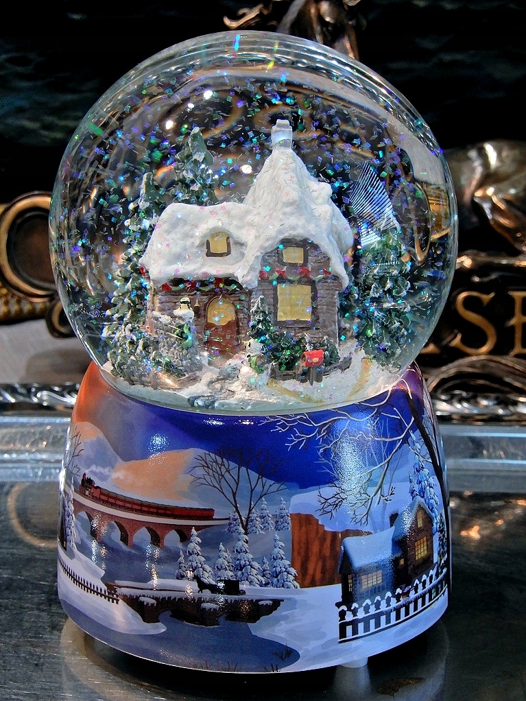 KULA ŚNIEŻNA ŚWIĄTECZNA POZYTYWKA DOMEK BAŁWANEK Motyw Choinka