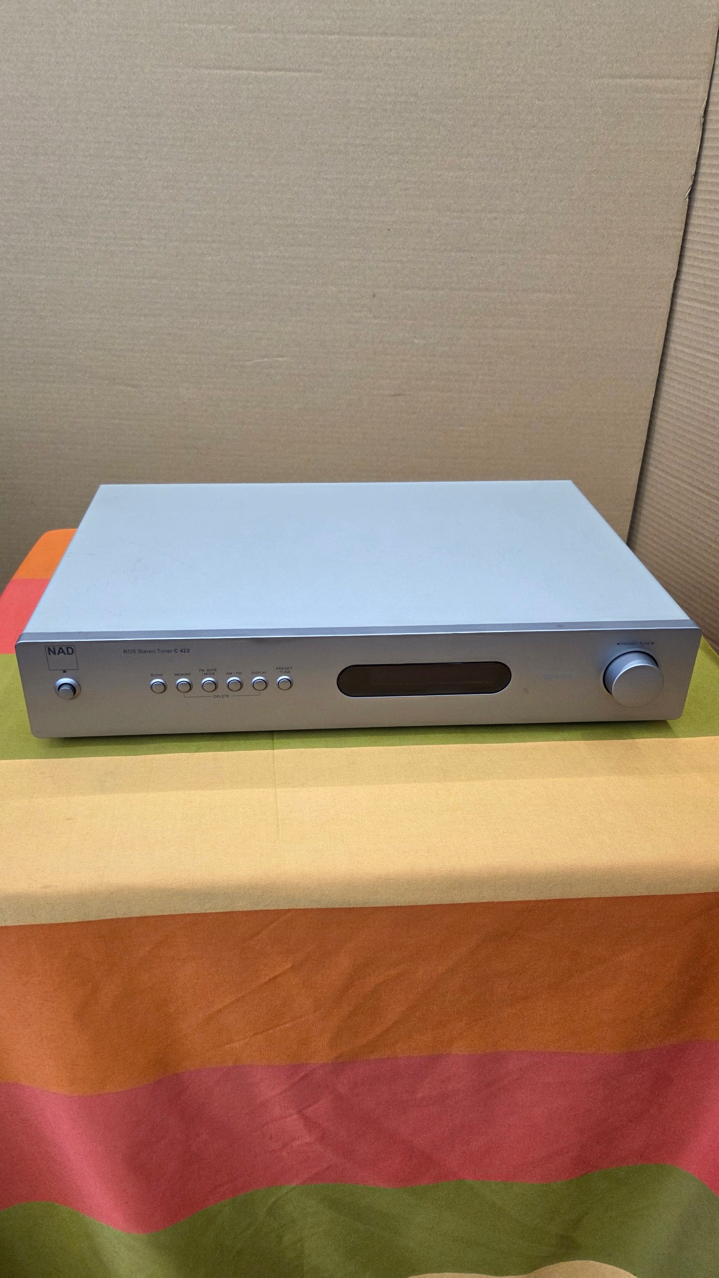 Над C422-AM / FM-тюнер