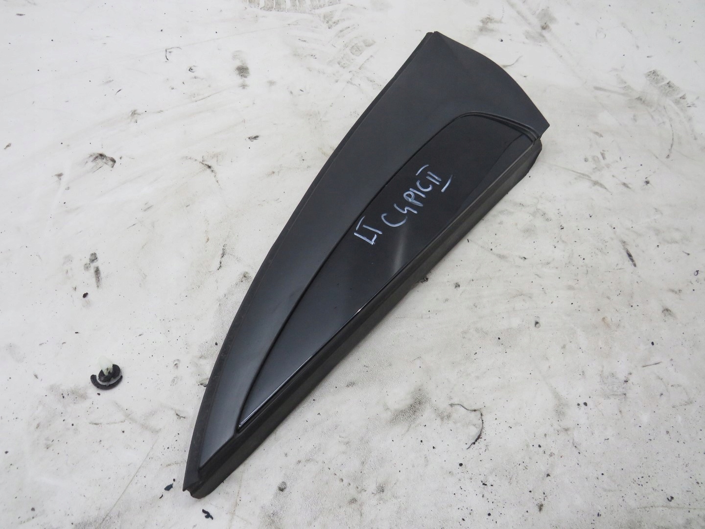 TRÓJKĄT OSŁONA BŁOTNIKA LEWY TYŁ C4 PICASSO II Producent części Citroen OE