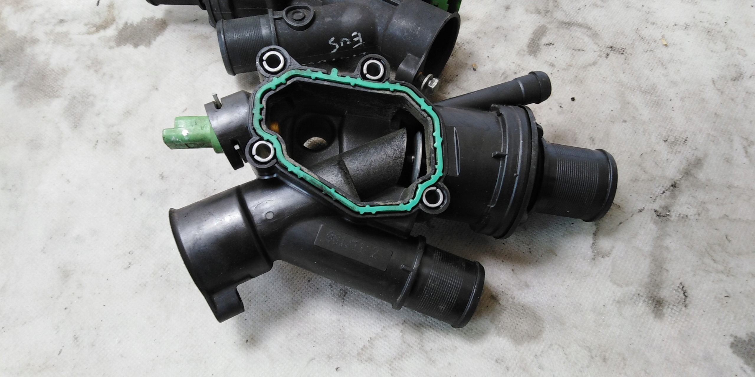 OBUDOWA TERMOSTATU 2,0 TDCI C MAX MK2 FOCUS MK3 Producent części Ford OE