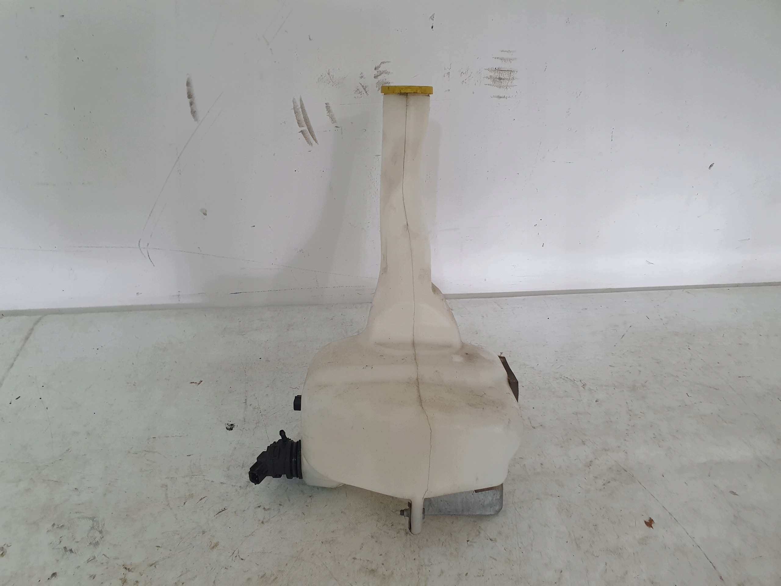 DODGE CHALLENGER 2015- 3.6 washer fluid tank 05182852AE 68082461AD