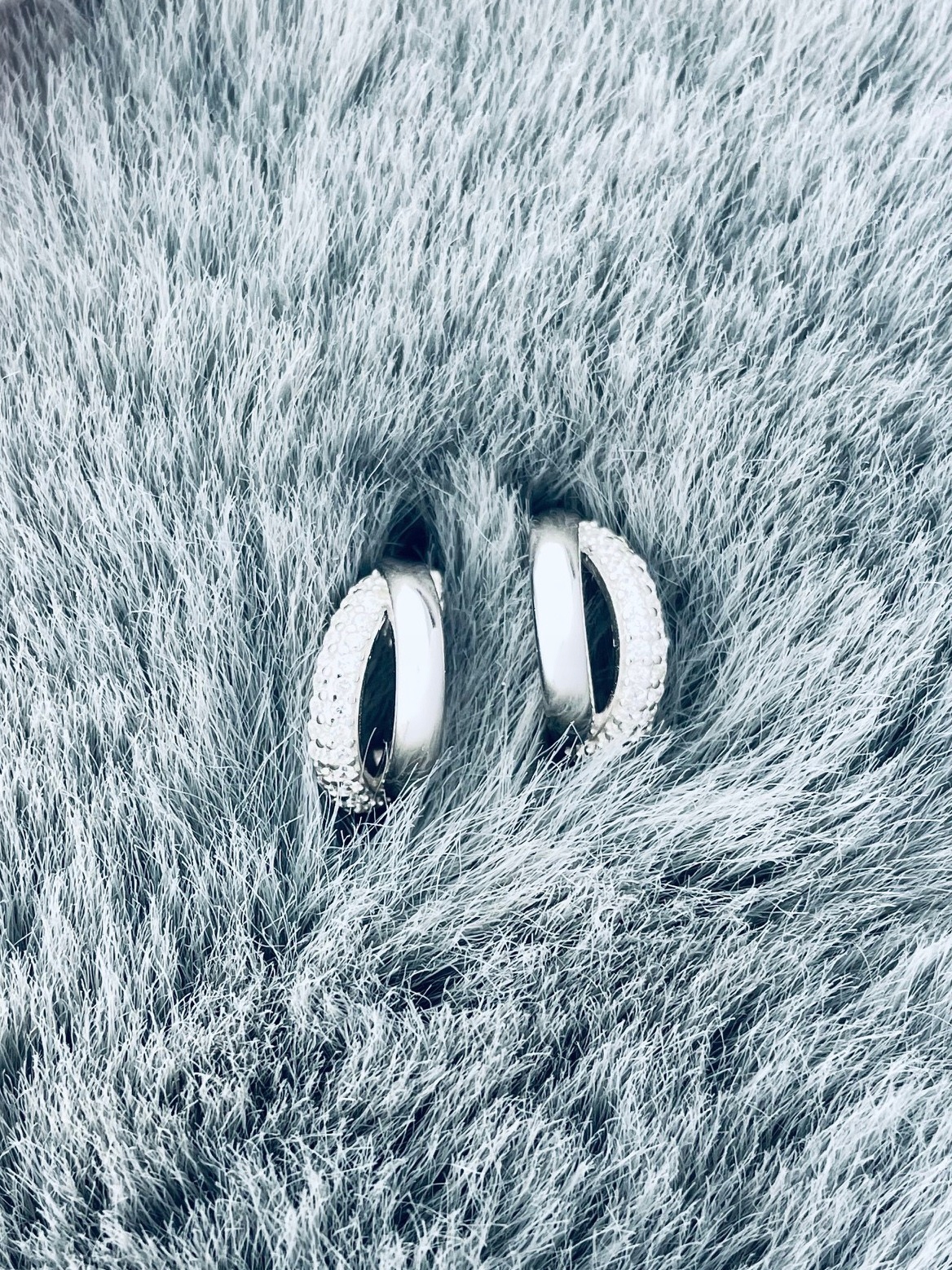 Stříbrné náušnice s polokruhy a leštěnými zirkony