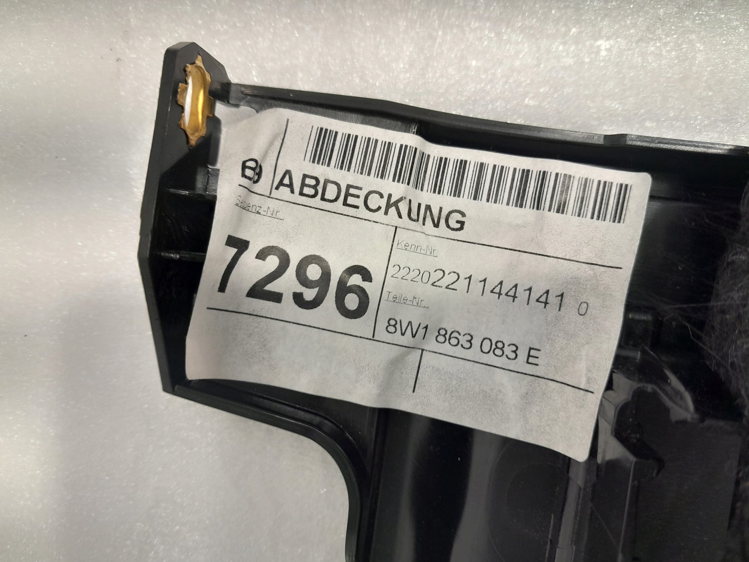 AUDI A4 B9 LIFT fedél táblák DESKI 8W1863083E